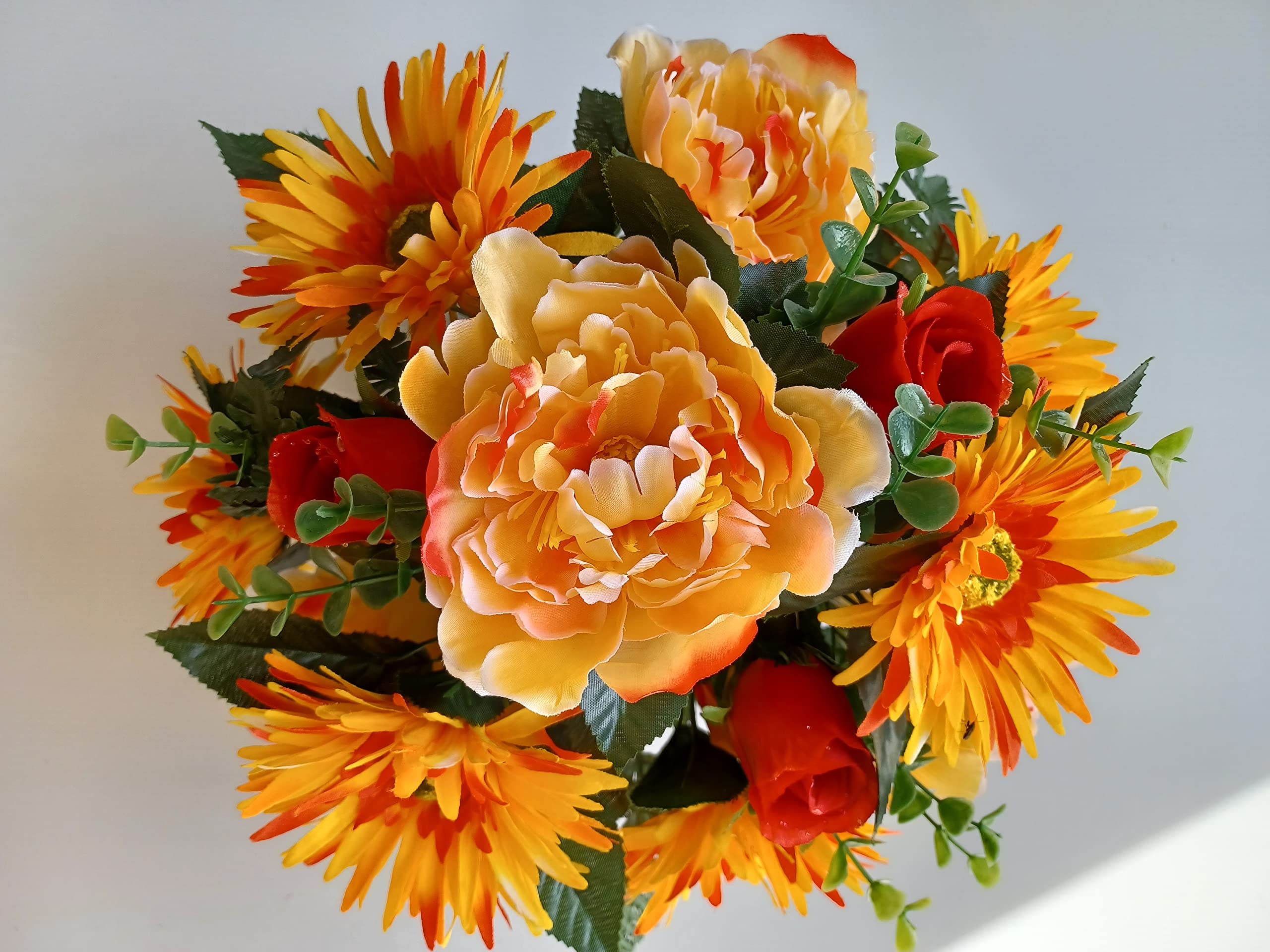 Composition de Fleurs Artificielles, Lesté Ciment pour Une Très Bonne Tenue a l' extérieur. Réalisé par Nos Soins, Fleurs de Qualité.