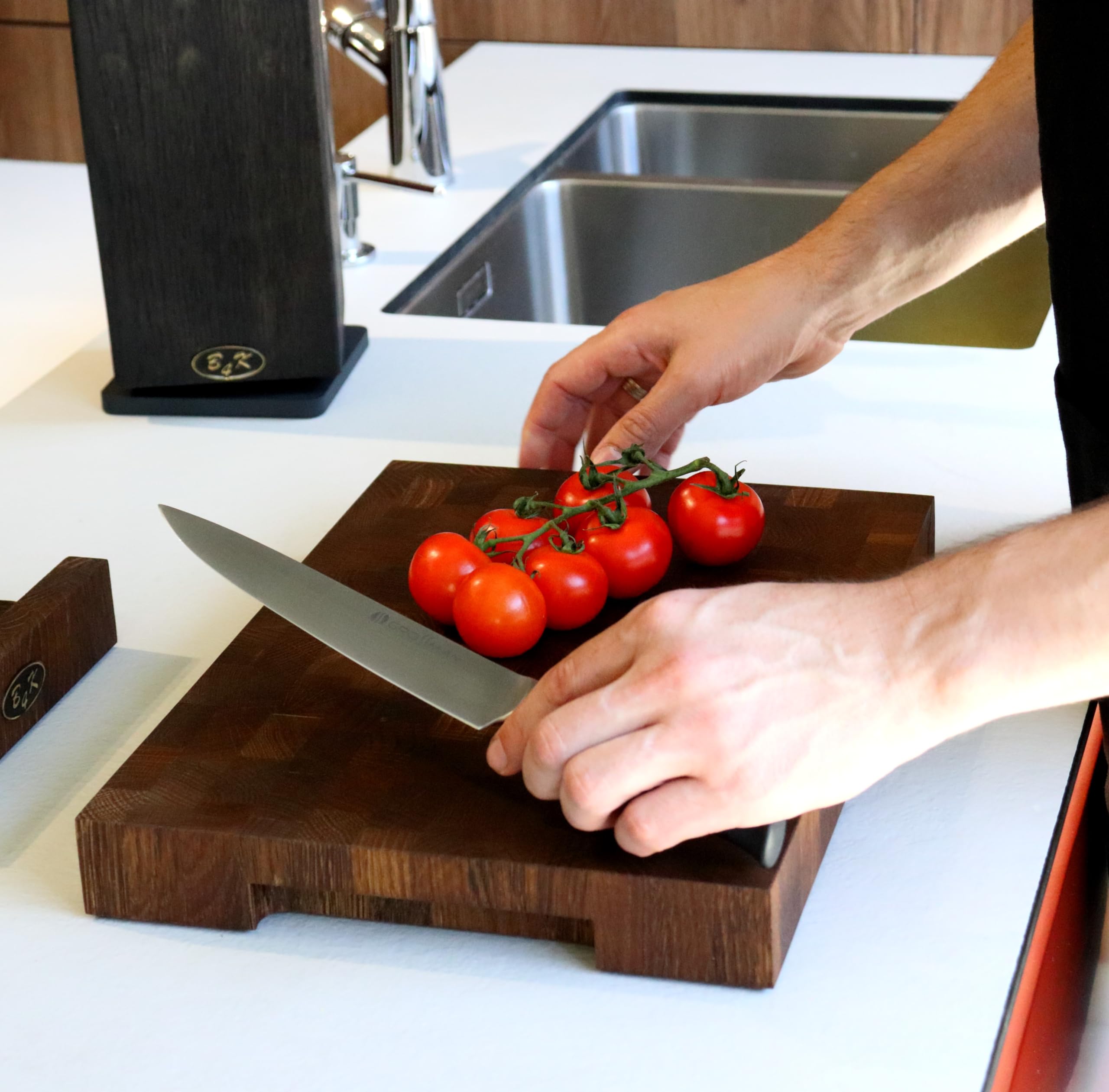B4K® Tagliere in legno di quercia 37x27x4,3 cm | Con maniglie e piedini in silicone | Antibatterico e oliato | Tagliere da cucina artigianale