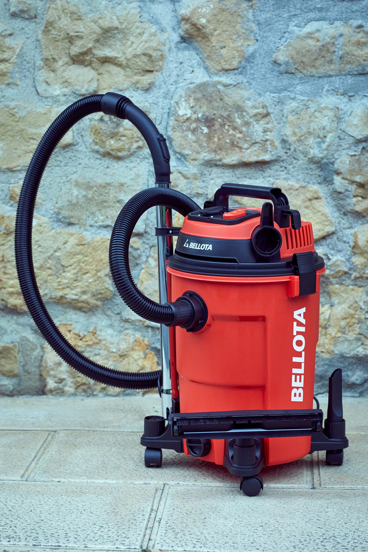 Bellota ASL2500SE - Aspirador con cable para aspirar restos líquidos y sólidos sincronizado, 25L, 2KW, Manguera (32mm Ø) de 2 metros, Tubo extensible metálico (440mm), enchufe sincronizado, con ruedas