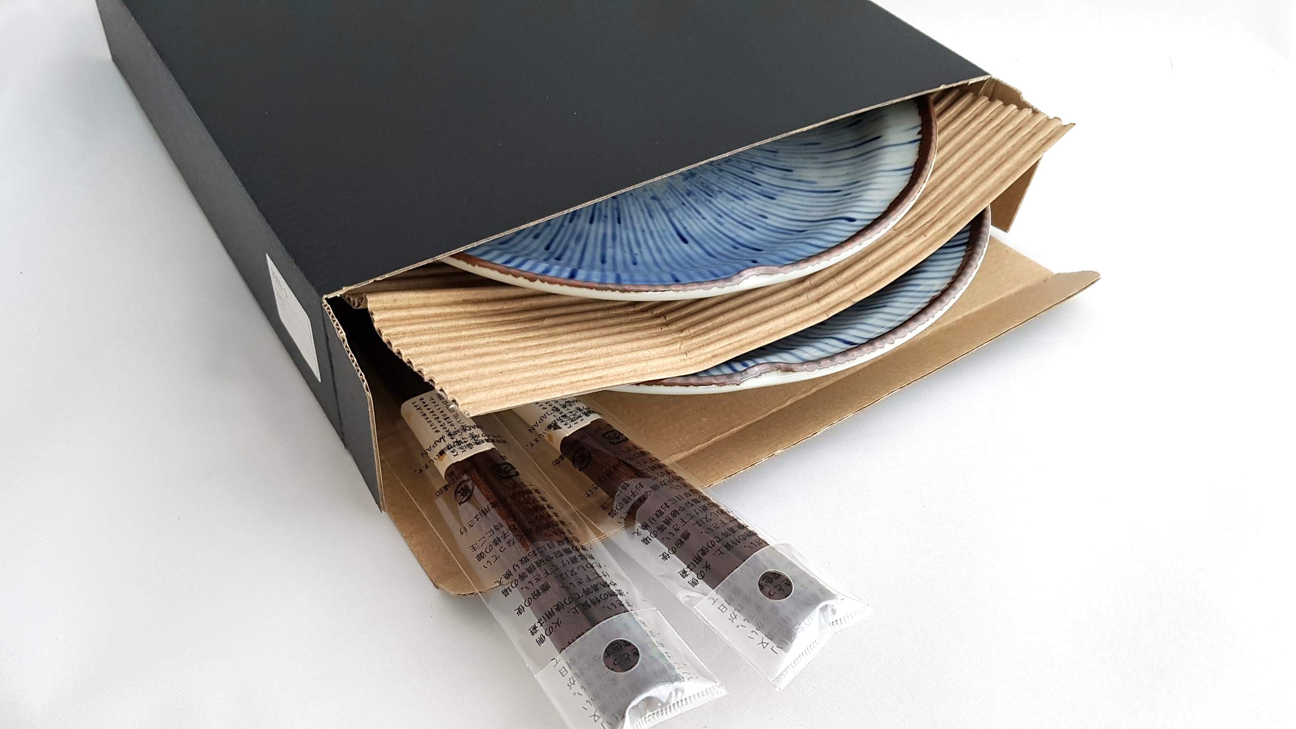 2 er Teller Geschenk Set HANABI inkl. japanischen Essstäbchen in Geschenkbox hergestellt in Japan Porzellan in Weiß Blau Ø 22,2