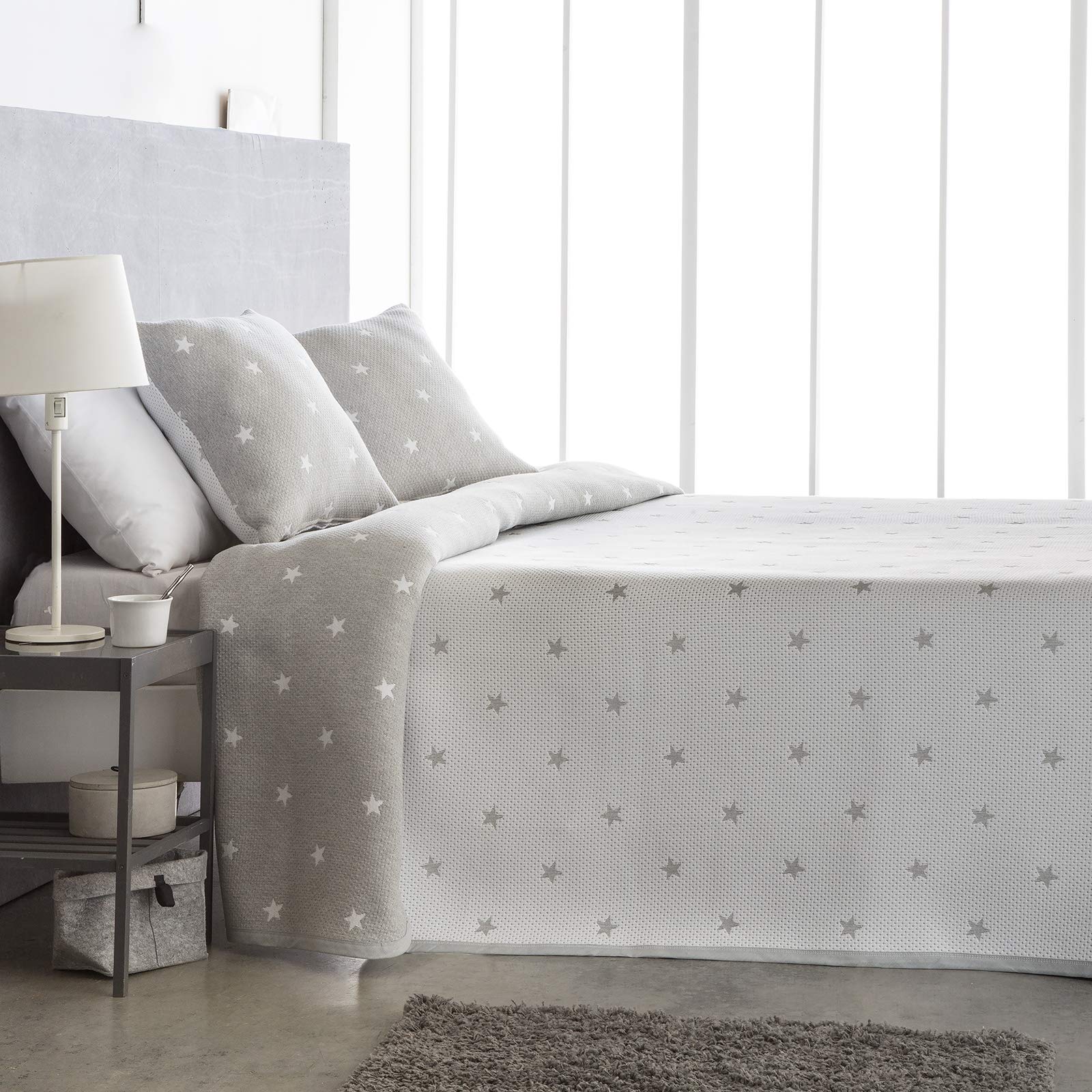 Barceló Hogar - Colcha Jacquard Reversible Estela, Colcha Tejida para Verano o Entretiempo con Dibujo de Estrellas, Color Blanco Reversible en Beige, Medida 250x270 cm, Cama 150 cm.