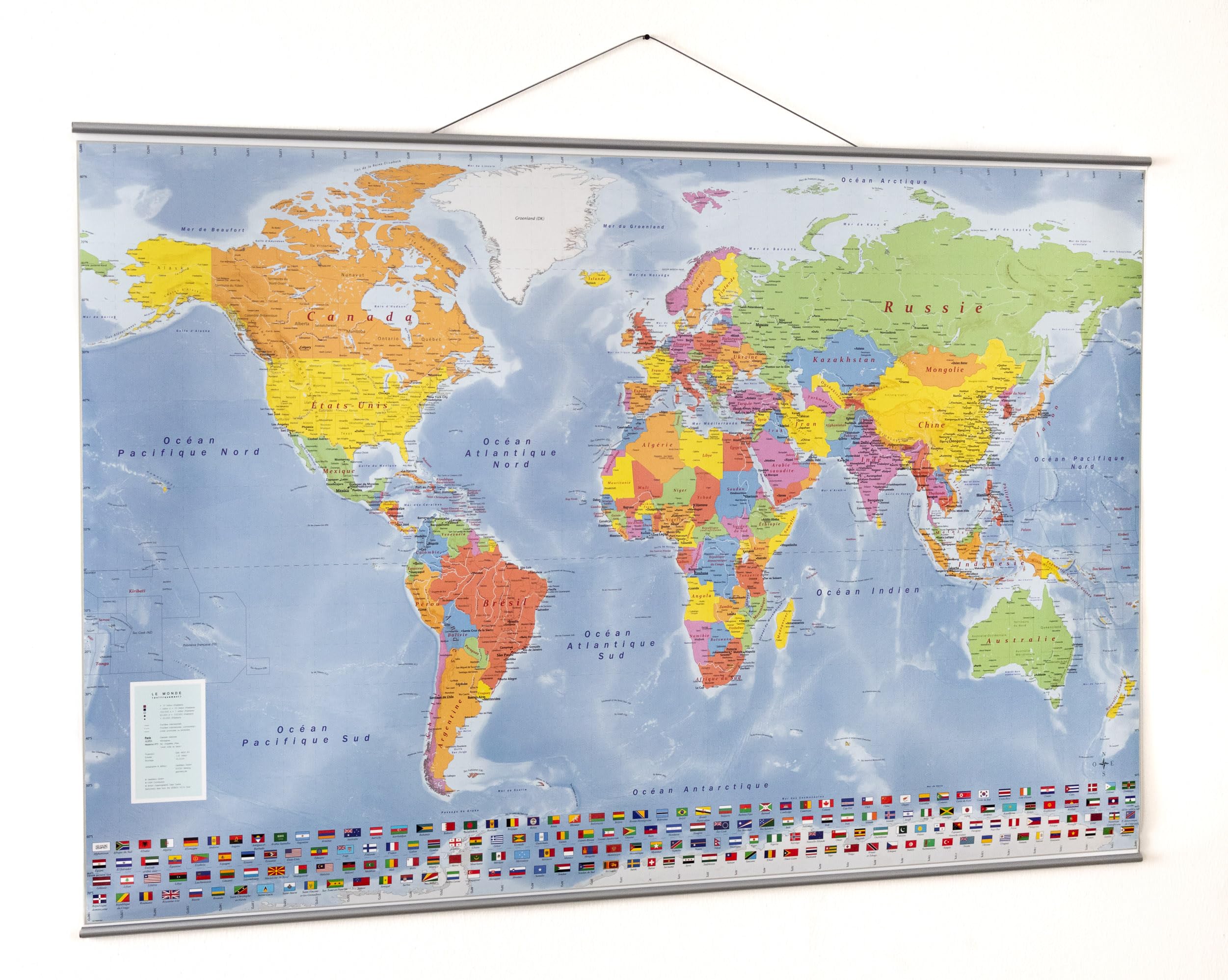 GeoMetro Carte du monde en français, 100 x70 cm, avec plastification sur les deux faces, avec baguettes métalliques