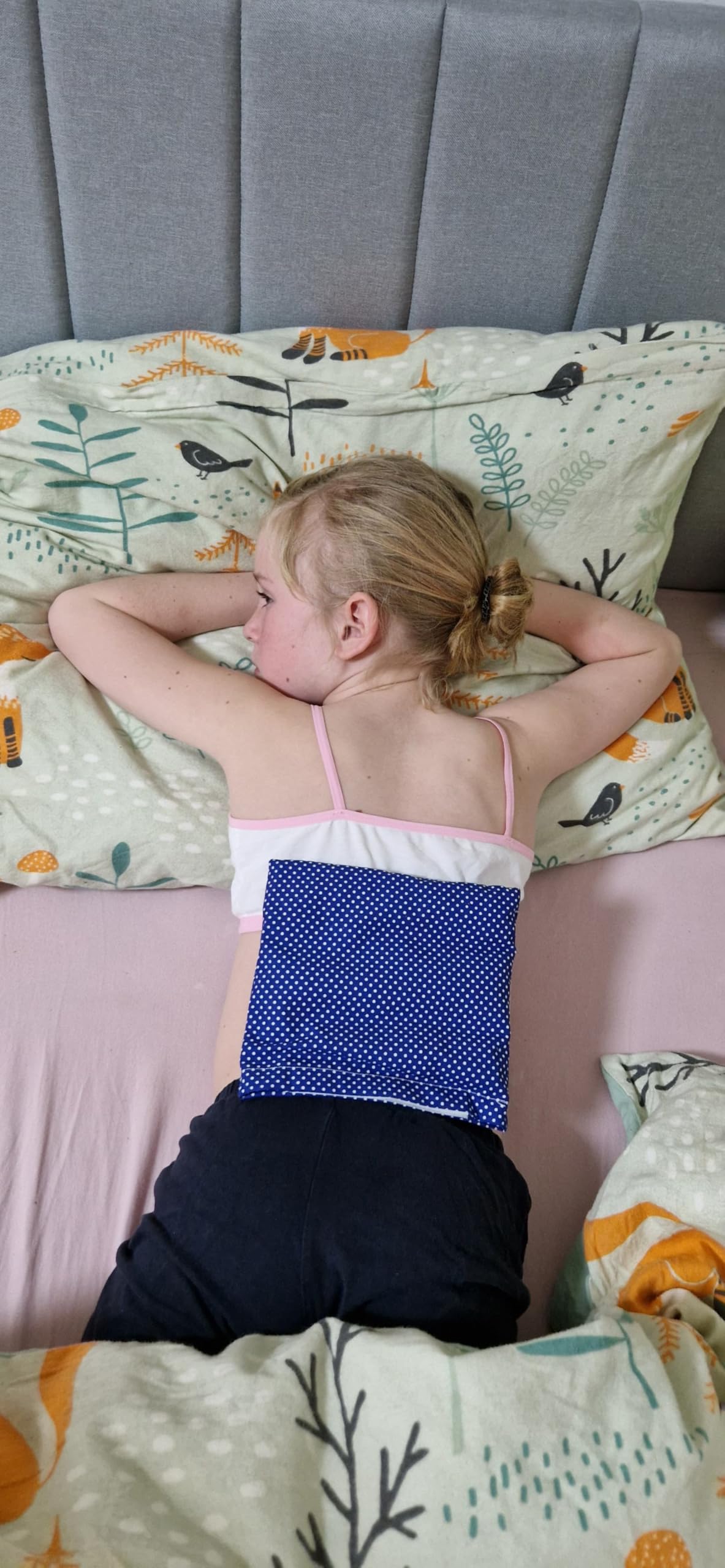 Cuscino termico ai noccioli di ciliegia 19×18 cm – dispositivo medico di classe I CE in cotone, applicazione caldo e freddo, blu con puntini bianchi
