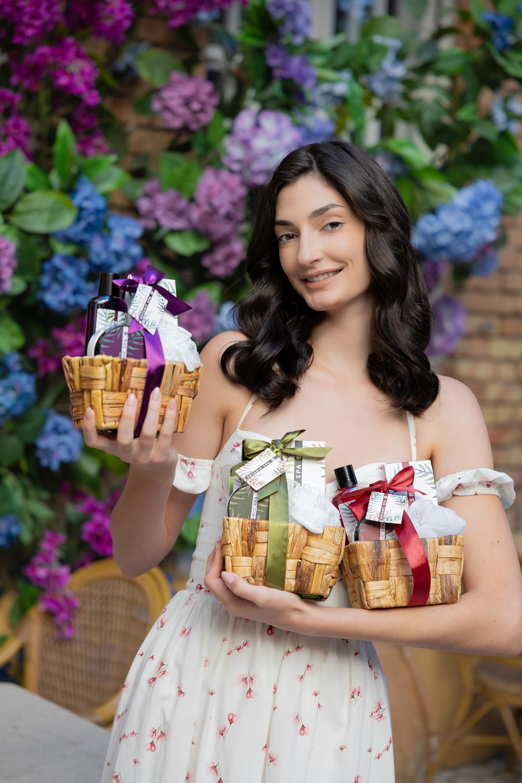 Accentra - Set de bain femme Botanic SPA dans corbeille - Kit soins 4 pcs avec gel douche, sel de bain, lotion pour corps & éponge maillée - Ensemble cadeau Wellness pour anniversaire, Saint-Valentin