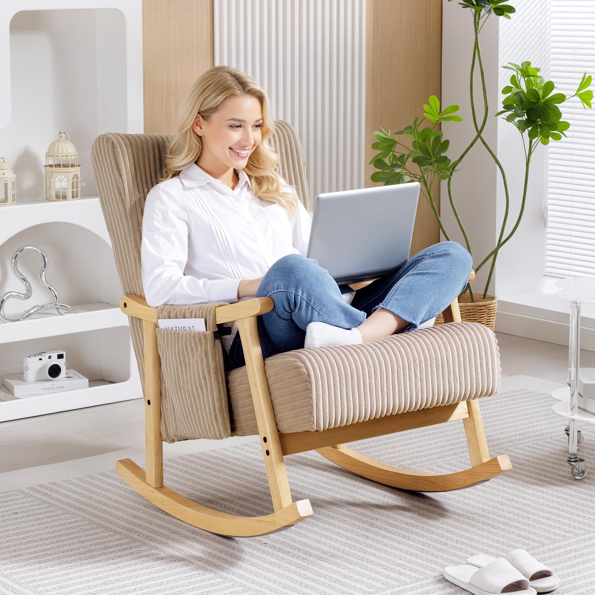 HOMCOM Silla Mecedora, Mecedora de Pana con Cojín Lumbar, Patas y Reposabrazos de Madera, Asiento Ancho, Bolsillo, Estilo Moderno, Sillón de Relax, Carga 120 kg, para Dormitorio, Salón, Marrón Claro