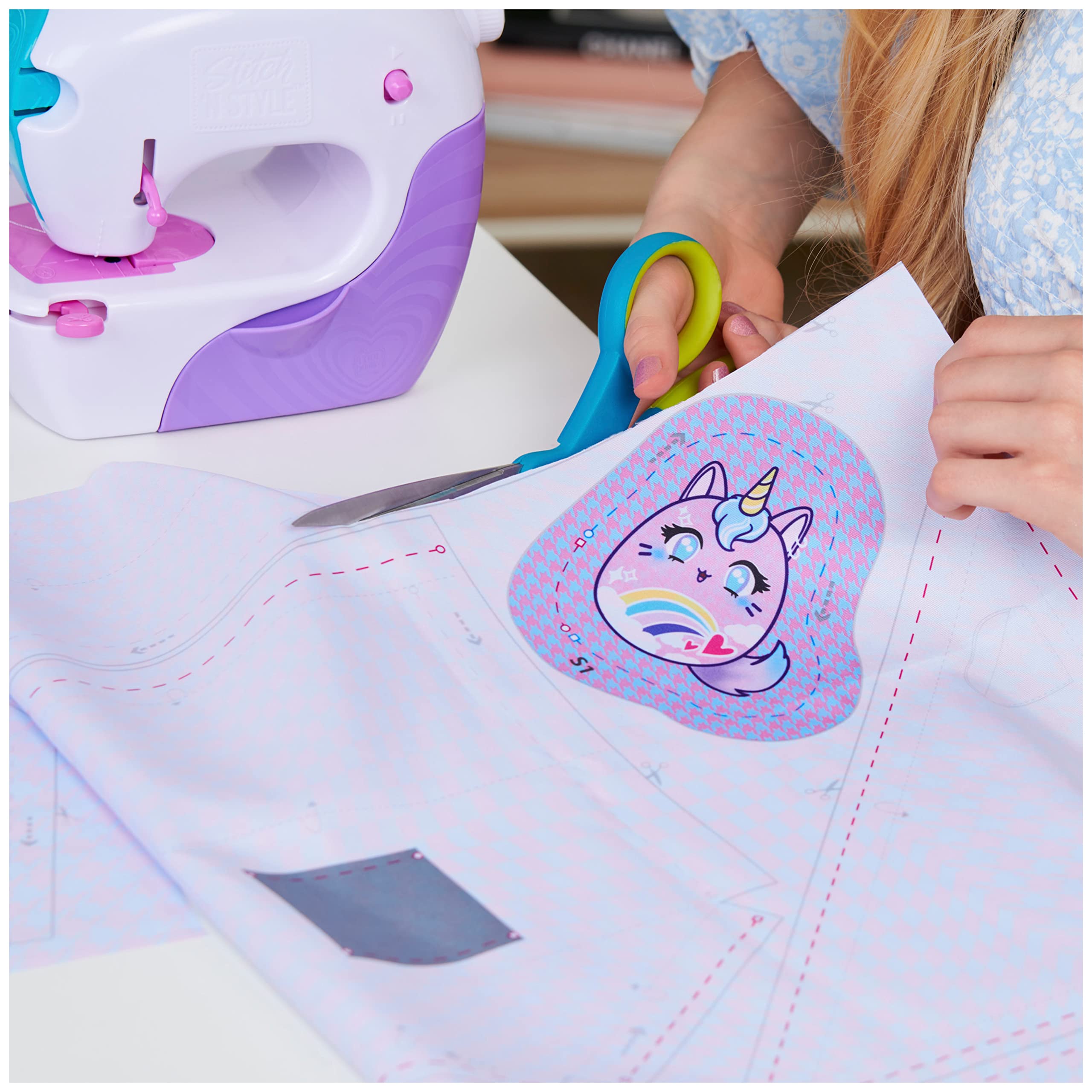 Cool Maker Stich n Style Fashion Studio - Einfach Nähen ohne einfädeln, Nähmaschine mit 6 Projekten für Kinder ab 8 Jahren