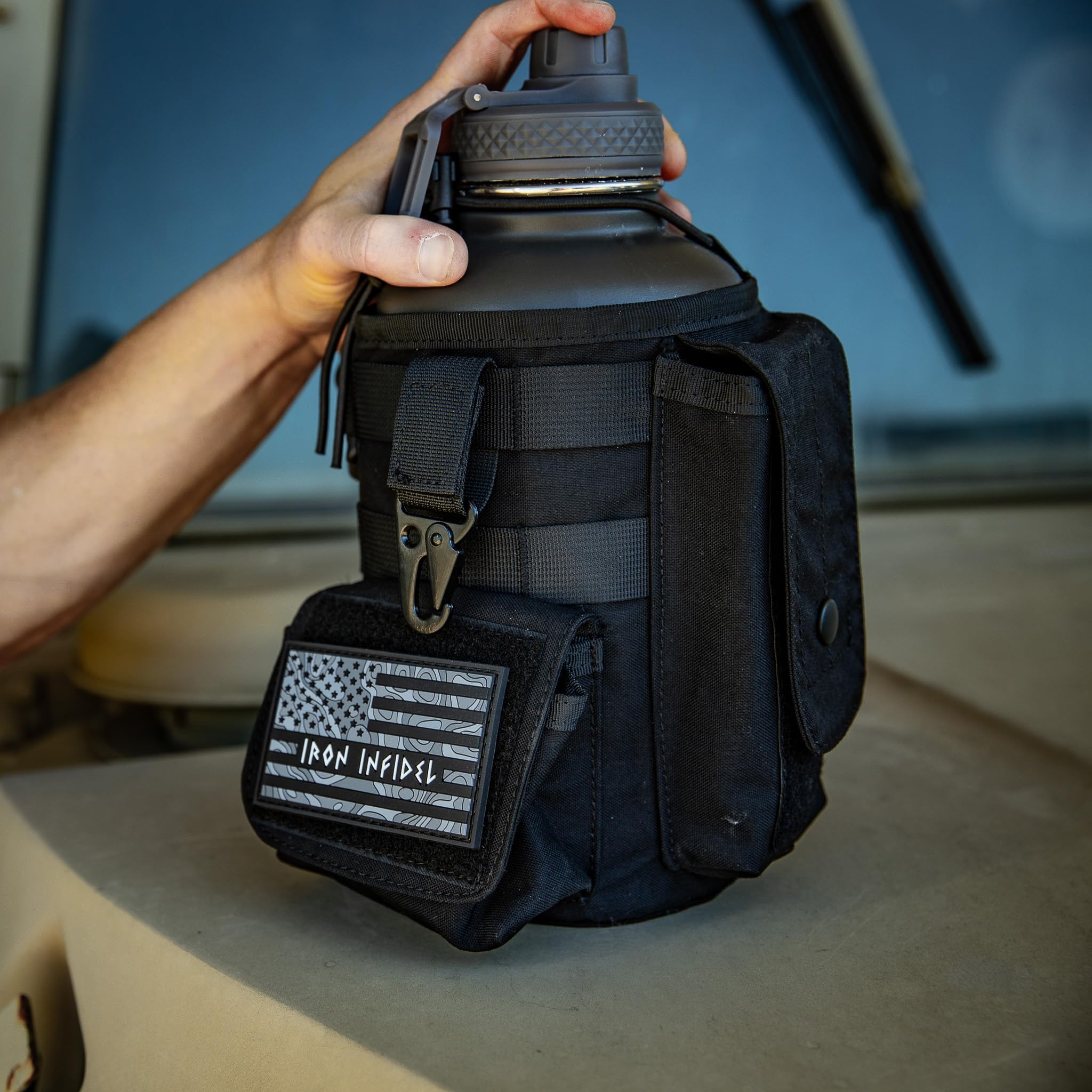 Battle Bottle Sleeve – nur 1,8 l Wasserflaschenhülle – passend für viele 2-Liter-Stahl-Wasserflaschenabdeckungen, robustes und vielseitiges Design mit Stauraum für Handy, Geldbörse und Schlüssel, Live