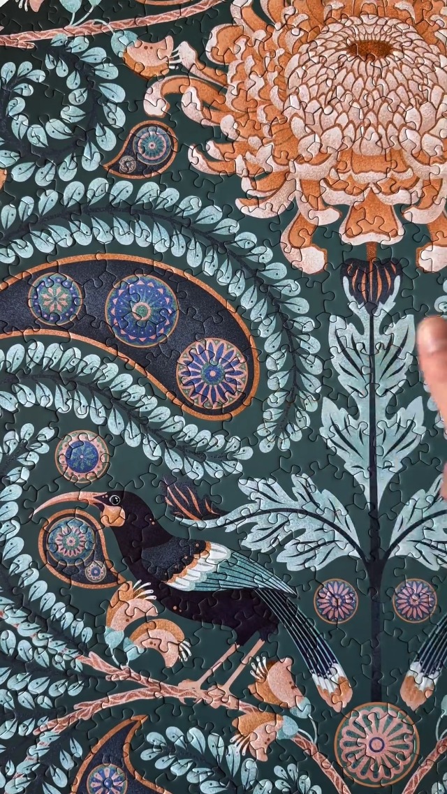 Pomegranate 500-Piece Circular Jigsaw Puzzle - Catherine Marion's Huia And Chrysanthemum Art