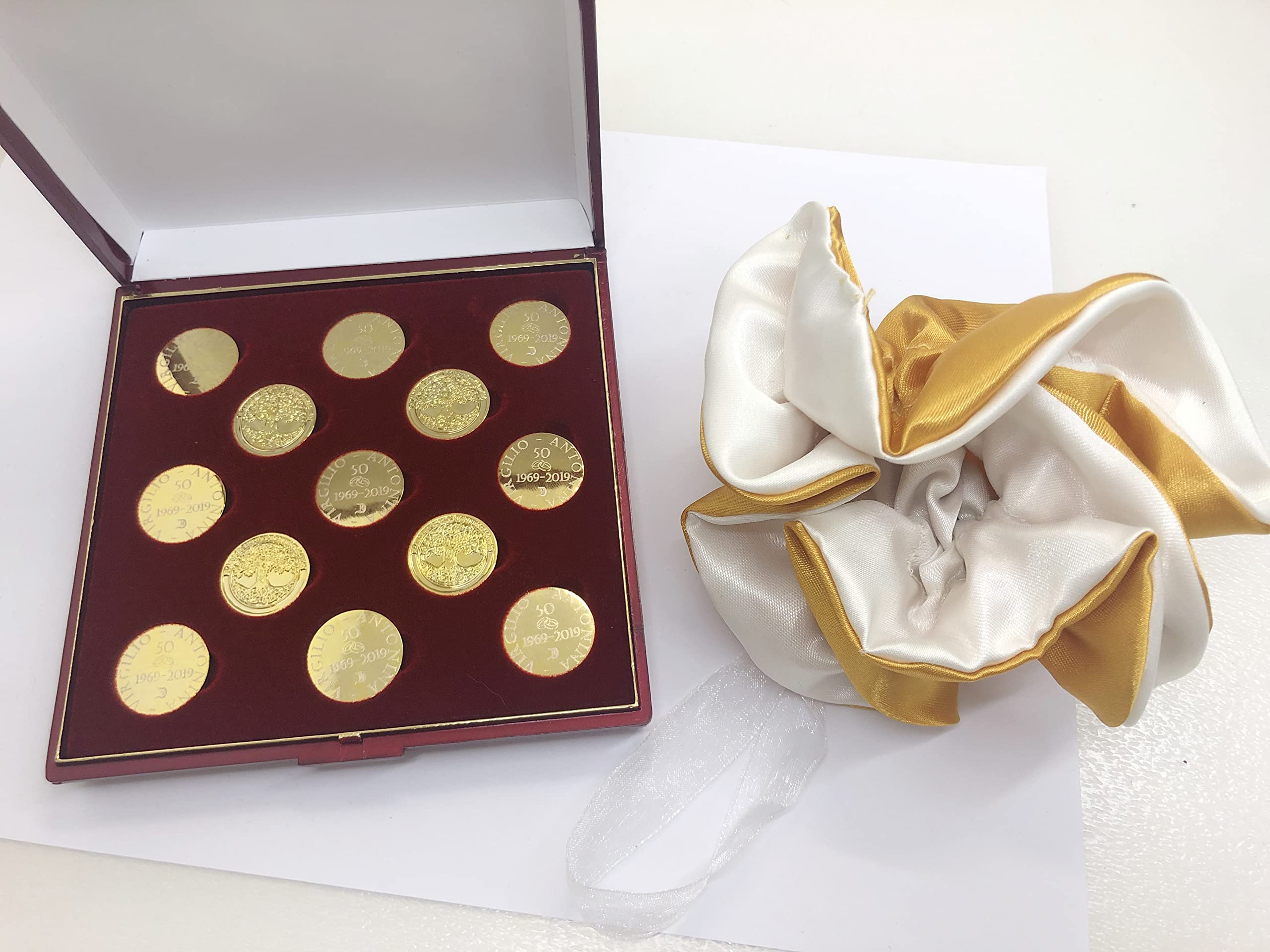 Arras de la Vida © Doradas GRABADAS para Bodas DE Oro o Enlaces con Fecha y Nombres en Cada Arra en su Reverso,con saquito Reversible realizado por Nuestros Artesanos (Beis Dorado).