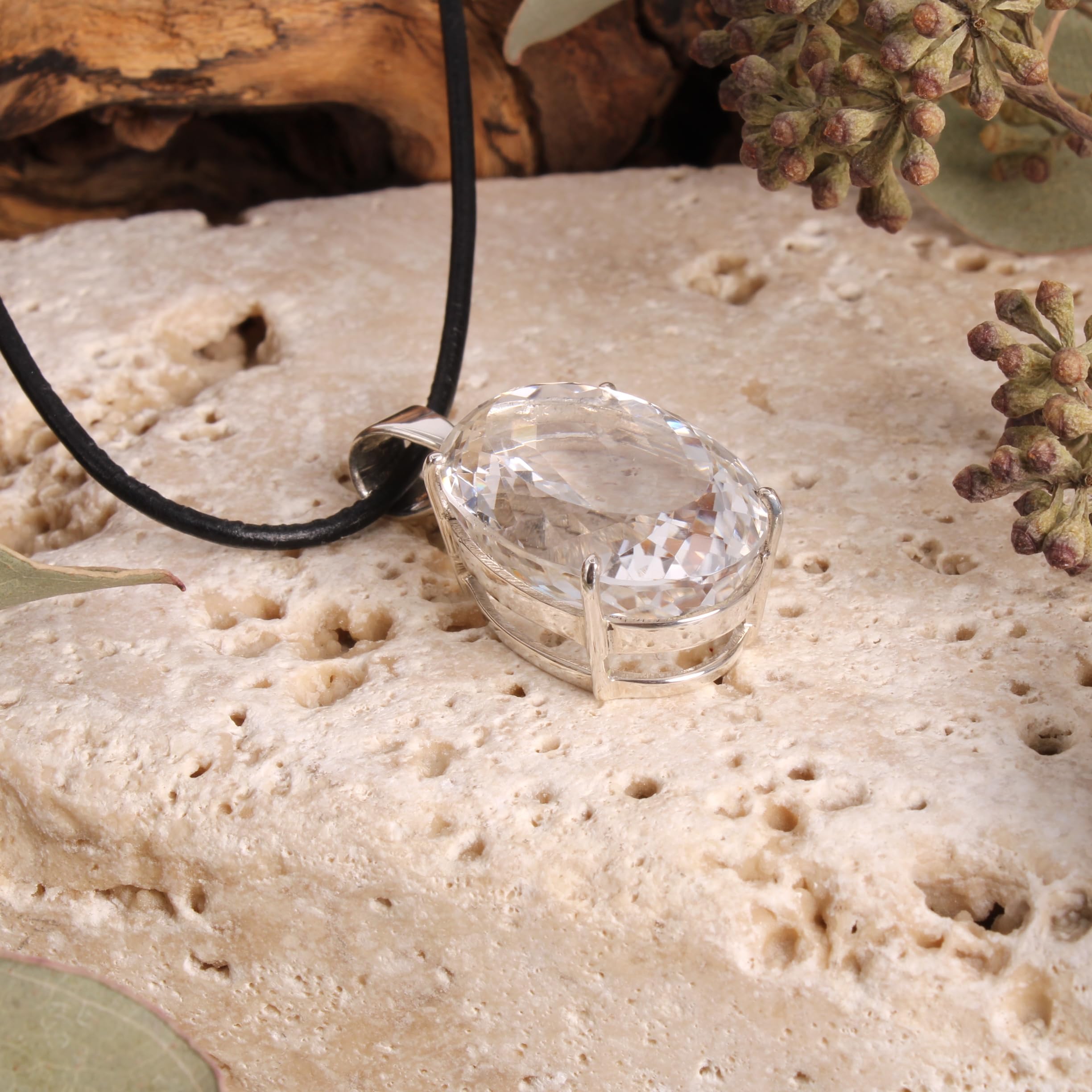 Budawi® Bergkristall Anhänger 925 Silber Einzelstück | Facettierter Schliff | Ovale Form | Ca. 25 x 17 mm | 10,4 g Gewicht | Geschenkschachtel