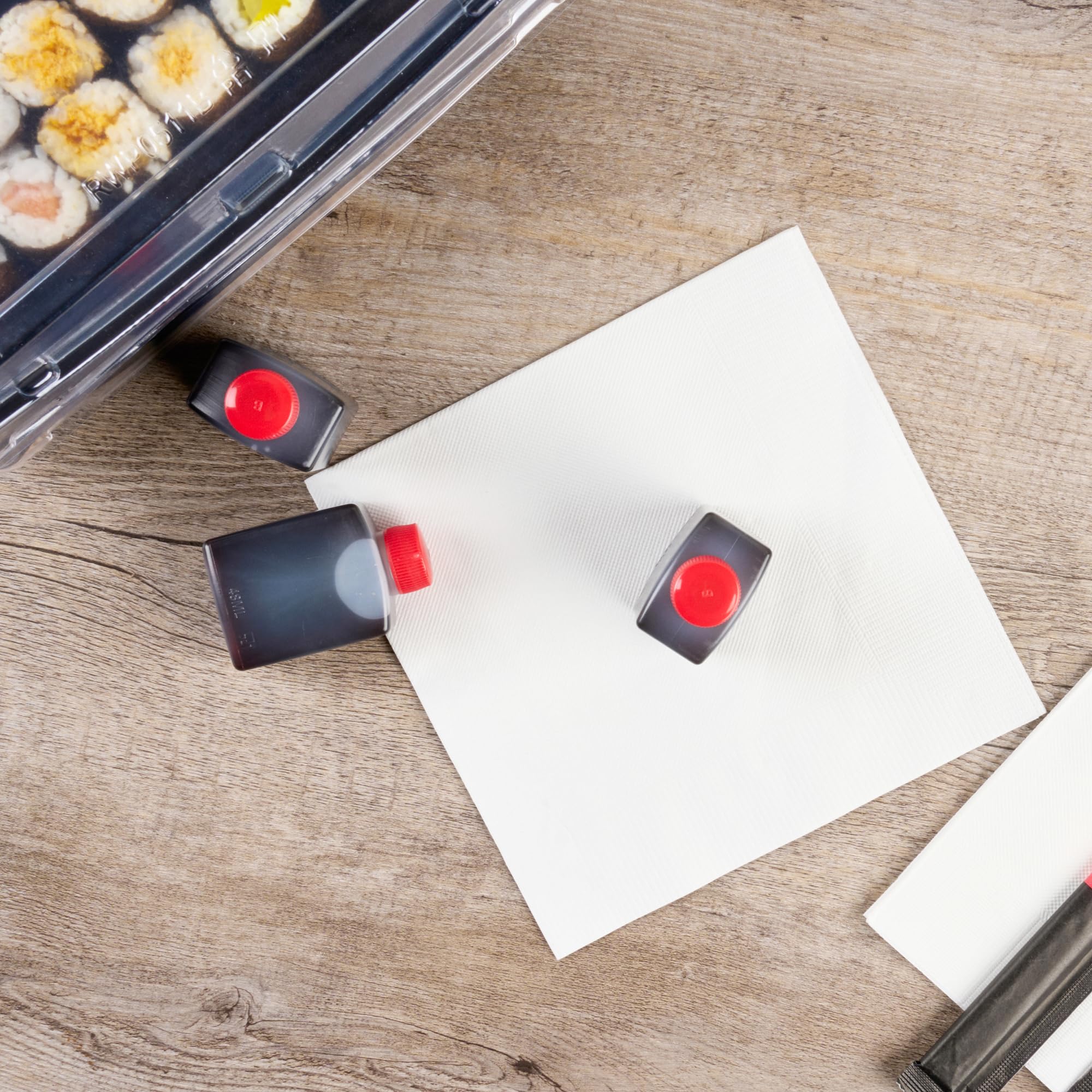 Restaurantware -Bento Tek - Mini botellas de salsa de soja de 2 onzas, 100 mini botellas desechables para condimentos con tapas rojas, paquete de condimentos, vinagre o salsa, botellas de plástico