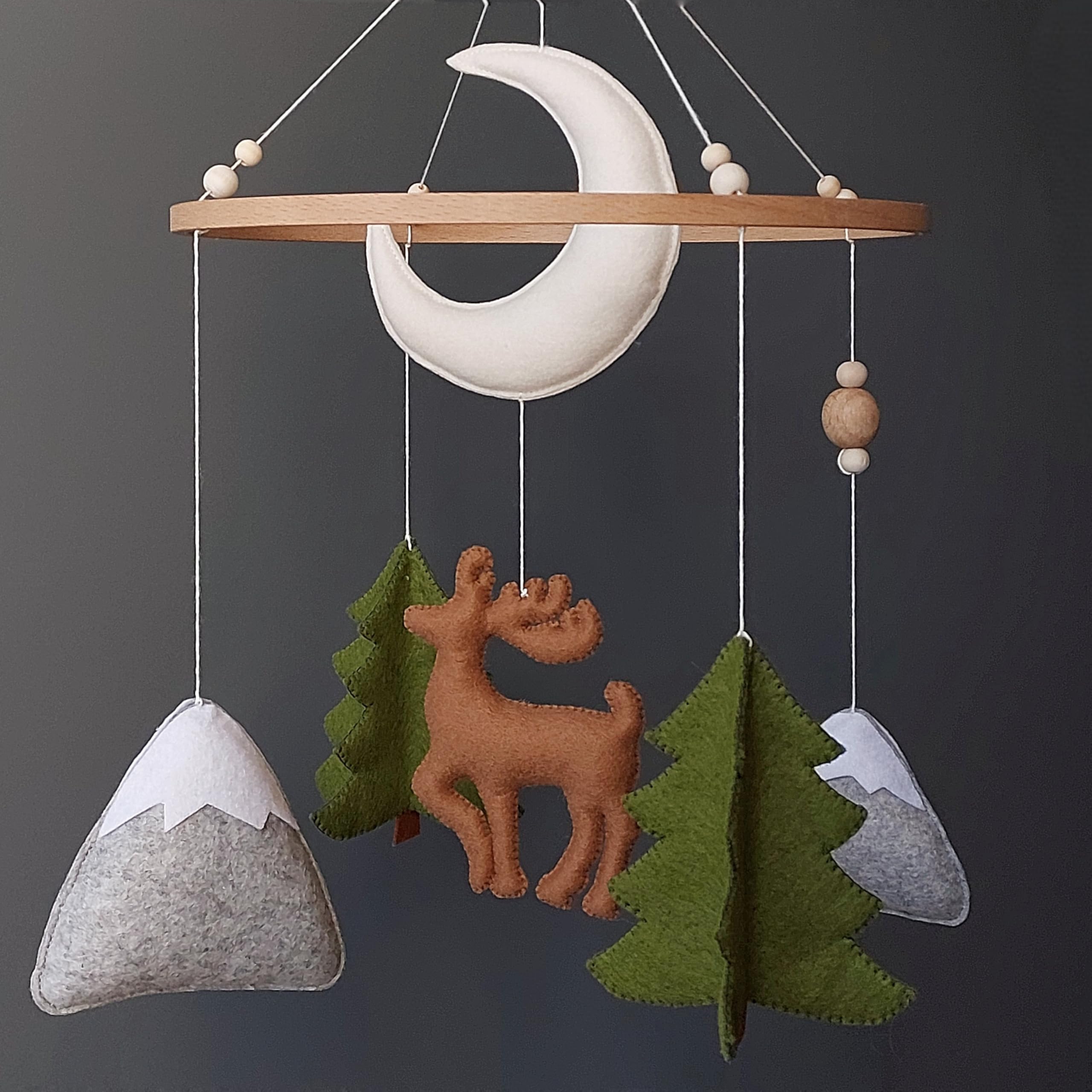 Baby Mobile geschlechtsneutral - Waldtiere mit Hirsch, Tannen und Bergen - Handgemachtes Kinderbett Mobile im Waldstil - Deko für Babyzimmer Jungen & Mädchen
