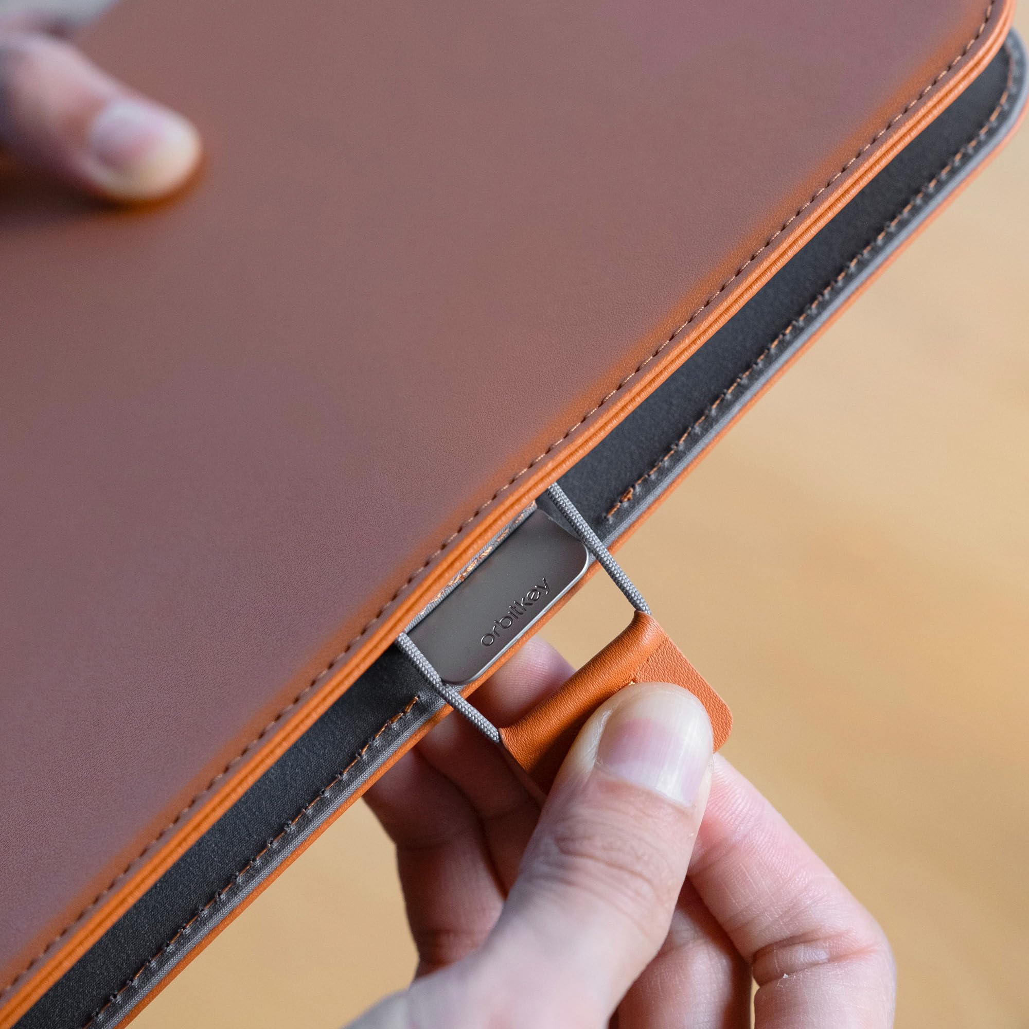 orbitkey Compendium - Custodia per quaderno, in pelle vegana di alta qualità e tessuto riciclato, chiusura con cordino elastico, scomparti nascosti per carte e portapenne, organizer e portadocumenti