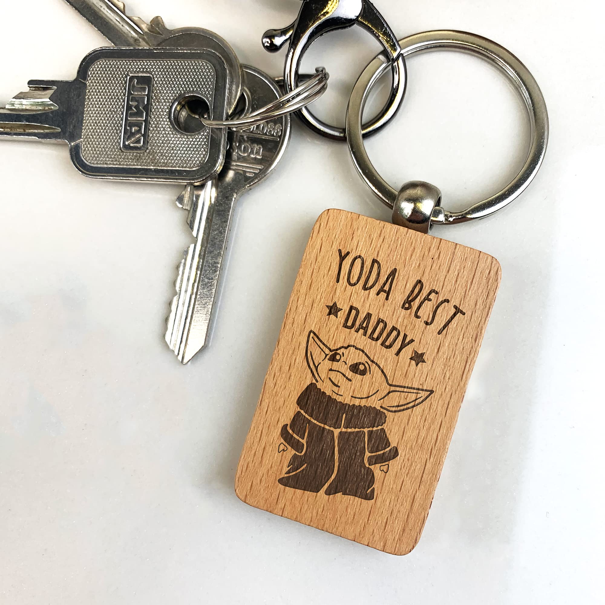 eBuyGB Personalised Wooden Rectangle Keyring, Star Wars Themed Engraved Baby Yoda Keychain, Funny Gifts for Daddy from Daughter, Son (Yoda Best Daddy)