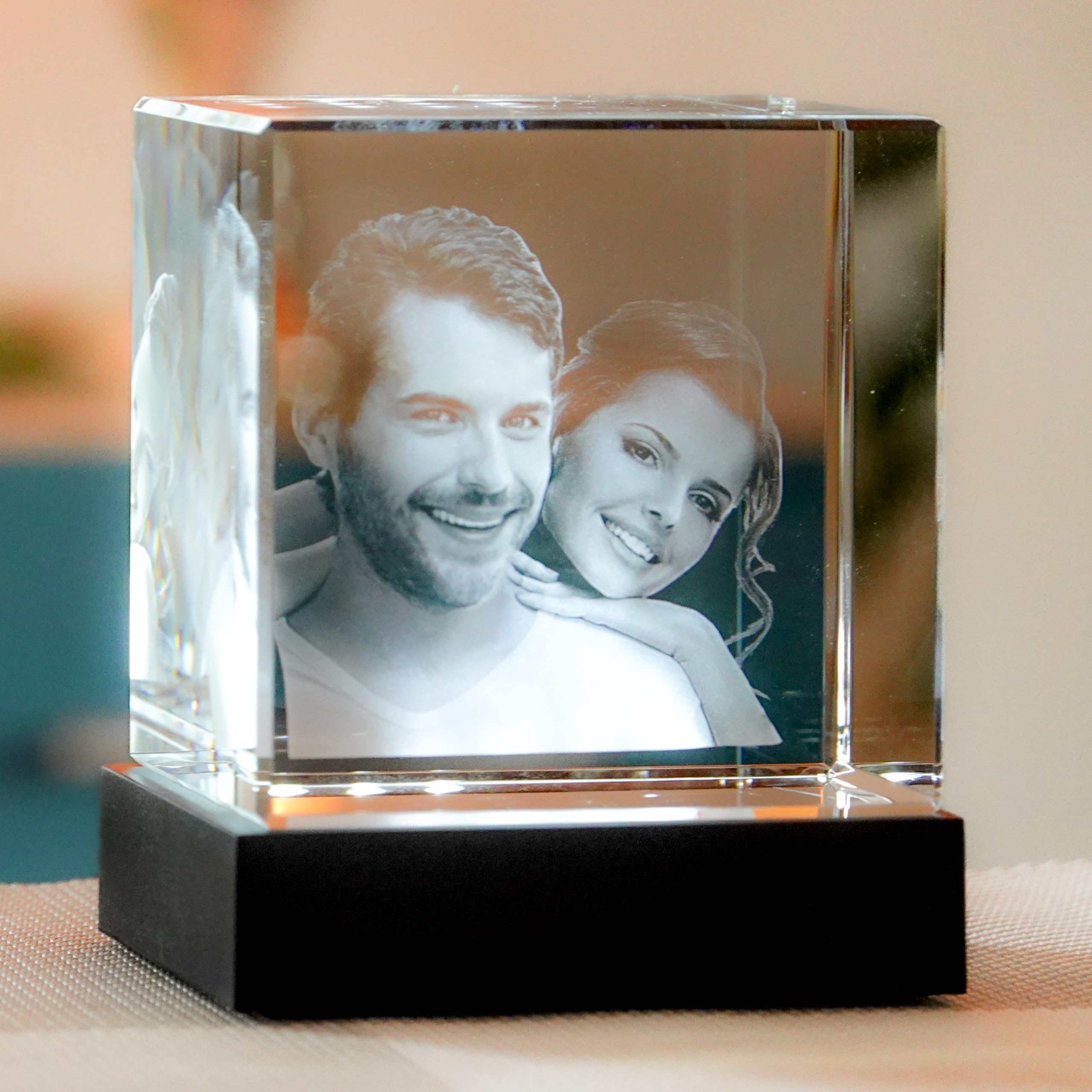contento | 3D Kristall Würfel | Dein Foto Portrait in Glas graviert | 1-2 Personen/Tiere |3D Kristallfoto als Geschenk zum Geburtstag, Weihnachten, Hochzeit, inkl. Leuchtsockel | Größe M (6x6x6cm)