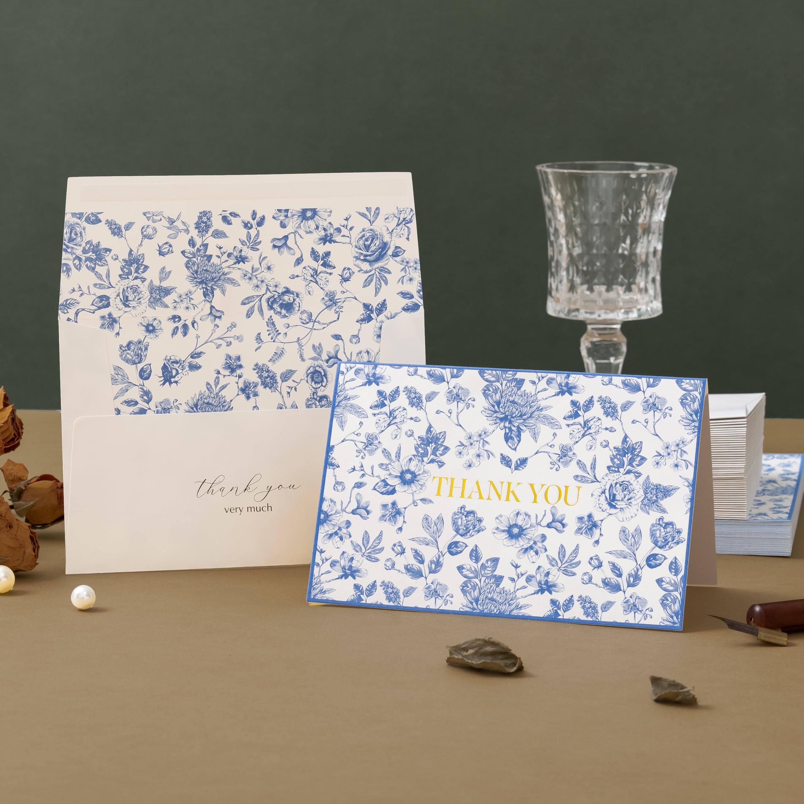 Crisky Lot de 50 cartes de remerciement florales bleues en feuille d'or avec enveloppes et autocollants pour anniversaire, fête prénatale, fête prénuptiale, mariage, remise de diplôme, affaires