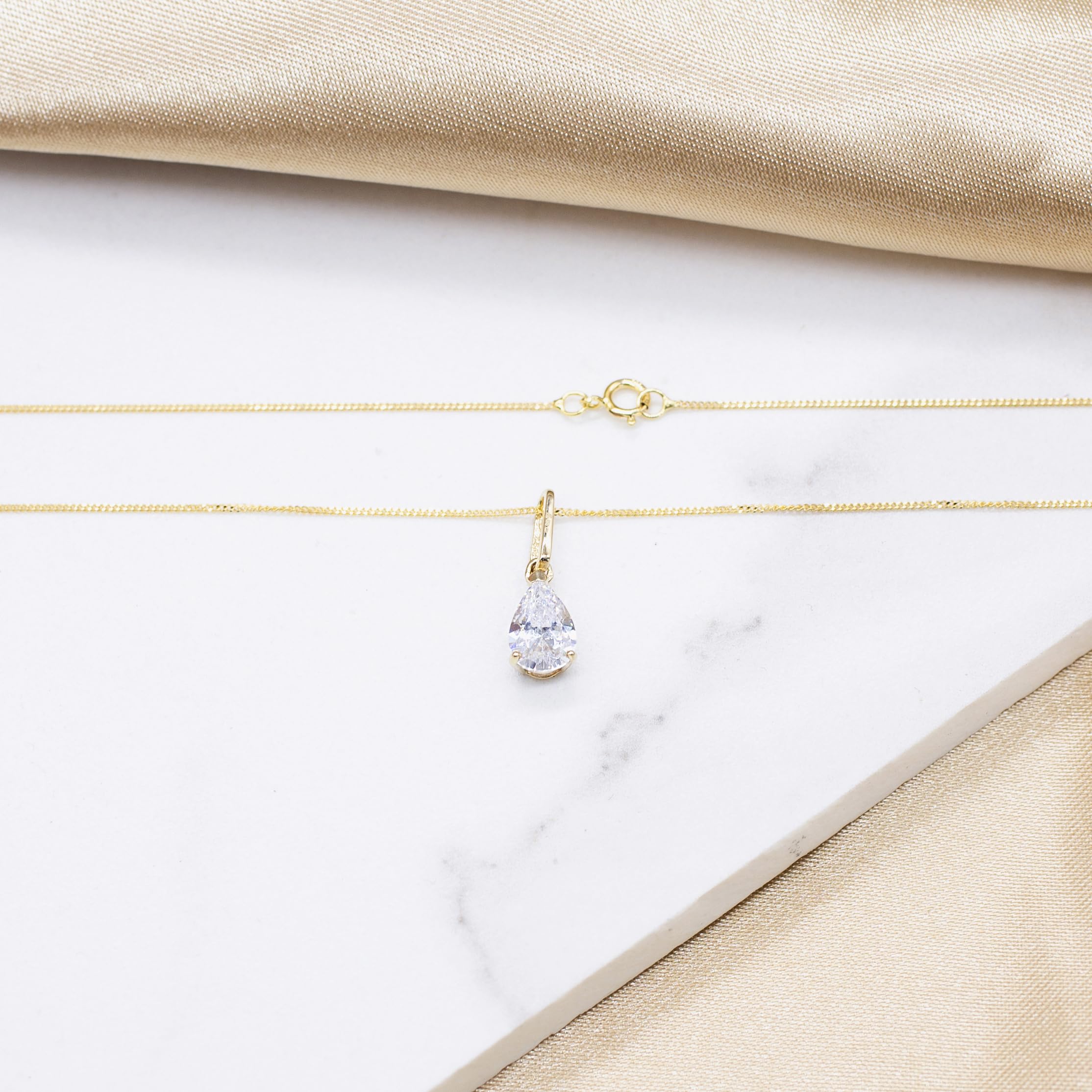 Carissima Gold Collar de mujer con oro amarillo de 9K (375/1000), circonita
