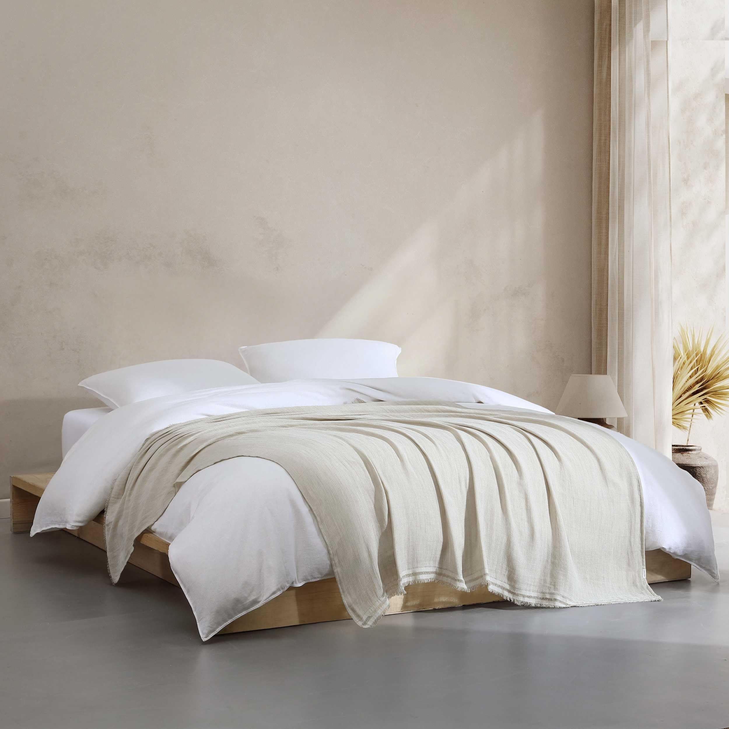 Calvin Klein - Copriletto, biancheria da letto a trama fine con bordi sfilacciati, leggera e traspirante, perfetta per letto, divano o sedia, certificata Oeko-Tex (beige, 152,4 x 177,8 cm)