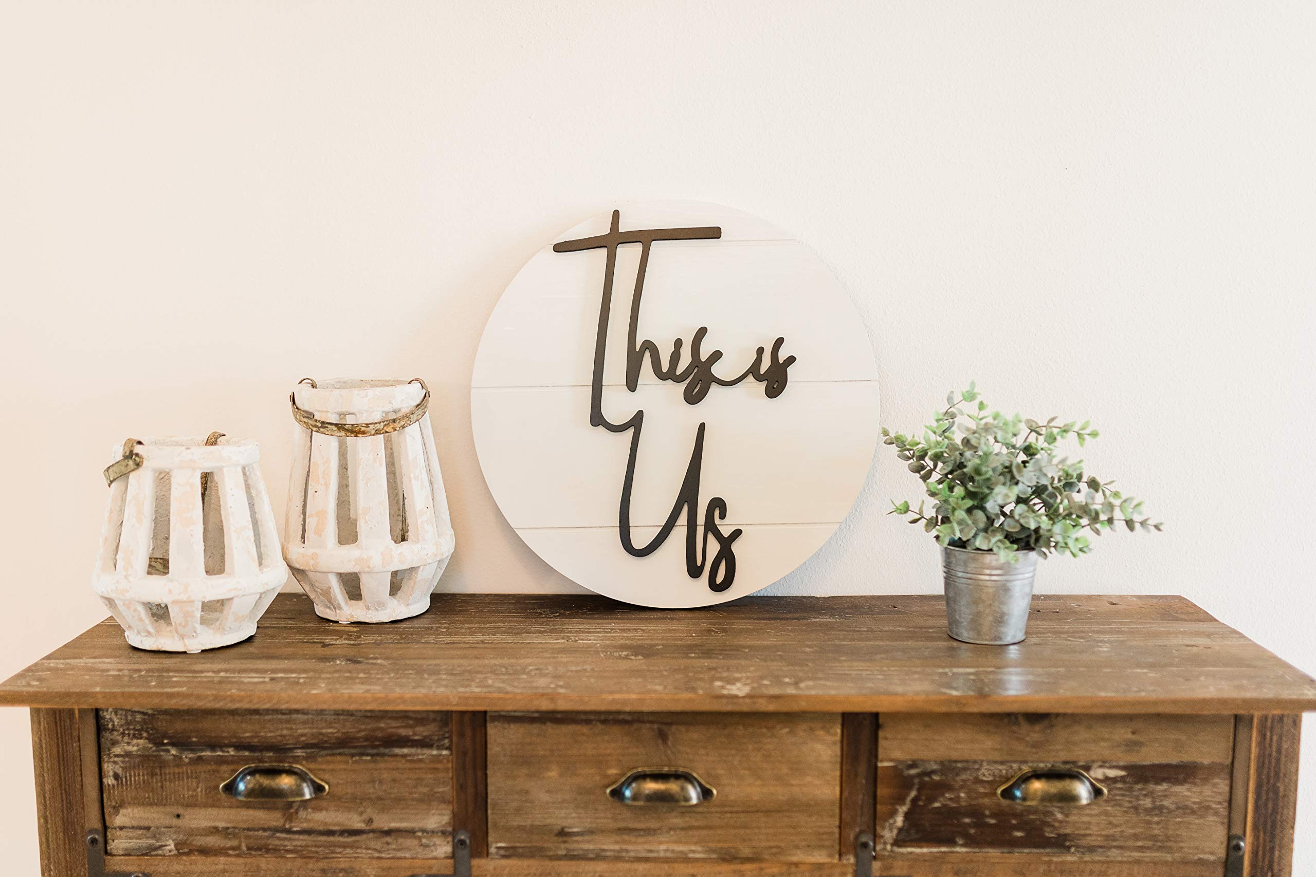 Cartel de pared con texto en inglés "This is Us Shiplap Modern Farmhouse", de madera rústica (blanco), 45,72 cm de diámetro con texto en 3D de madera recortada