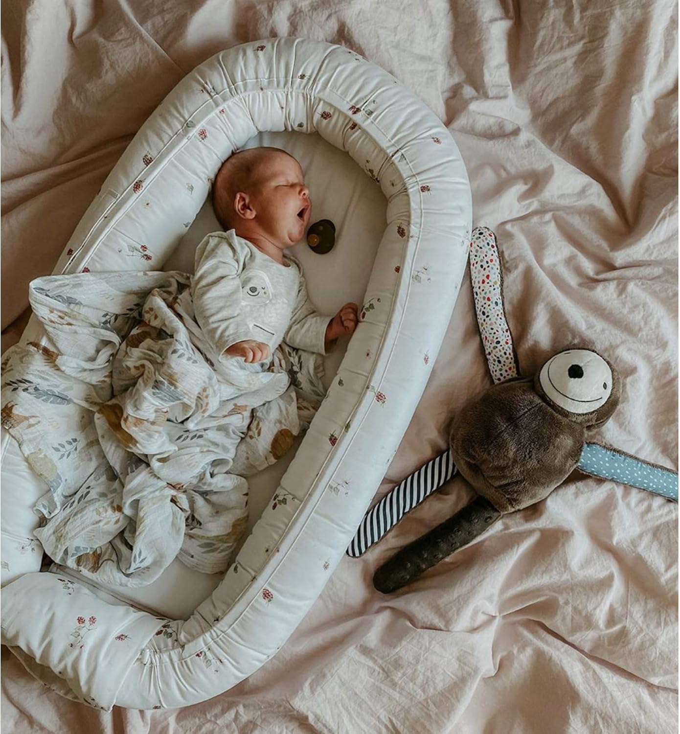 Sevira Kids Cocon Bebe Matelasse Nid Reducteur De Lit Framboise Amazon Fr Bebe Et Puericulture