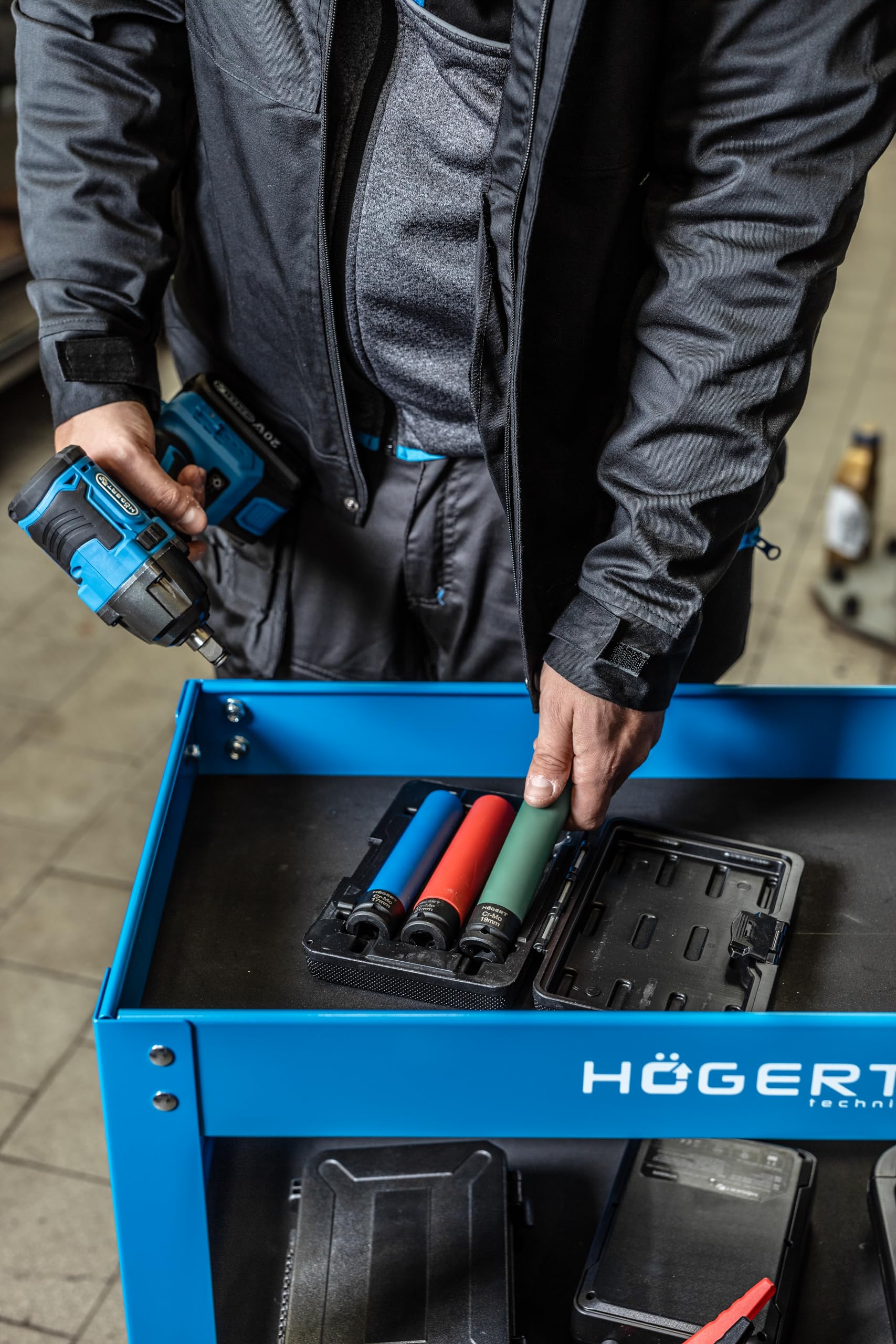 Högert Technik - Servante d'atelier à 3 étages | Capacité de Charge : 110 kg | avec 4 Roues en PVC | 3 Niveaux d'une Surface de 730 x 384 x 80 mm | Armoires à Outils
