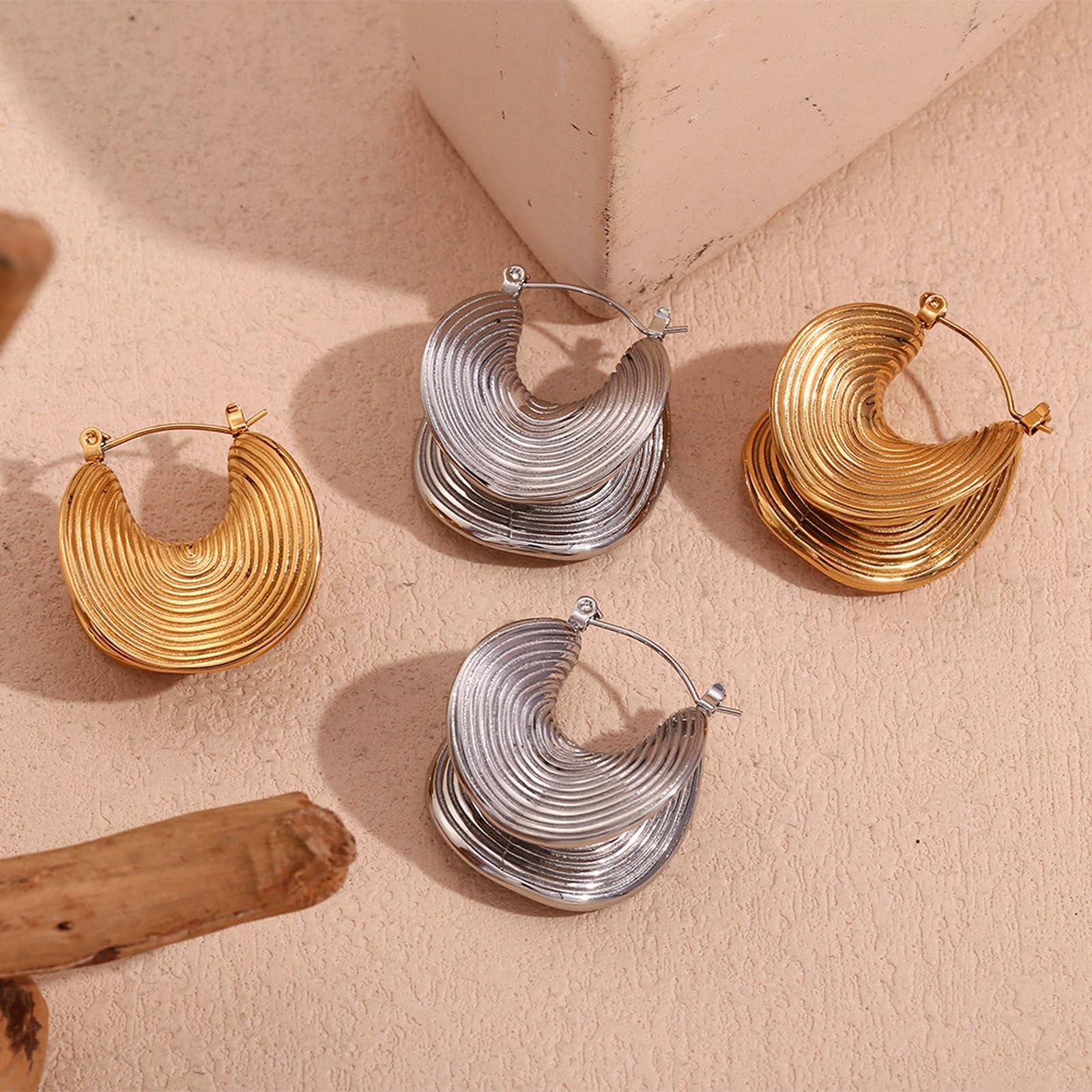 Edelstahl 18 Karat vergoldet, modische, individuell gefaltete High-Low-Ohrringe mit Gewindekrempe, schickes Damen-Accessoire-Geschenk