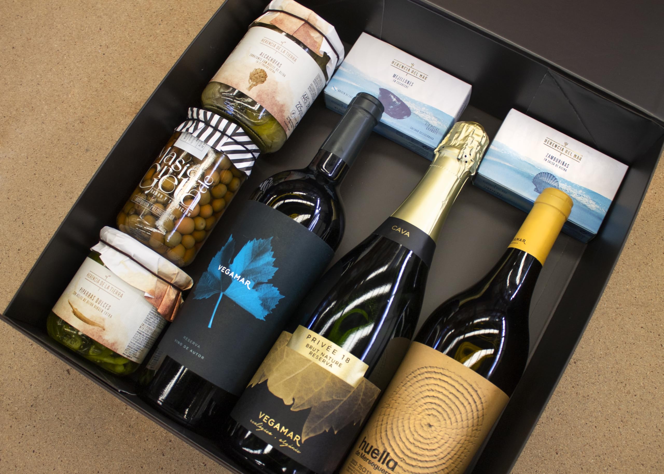 Vegamar Lote Gourmet Navidad en Caja Regalo – 3 Vinos (Tinto Reserva, Blanco Huella Merseguera, Cava Brut Nature) + Aceitunas, Alcachofas, Piparras, Mejillones y Zamburiñas