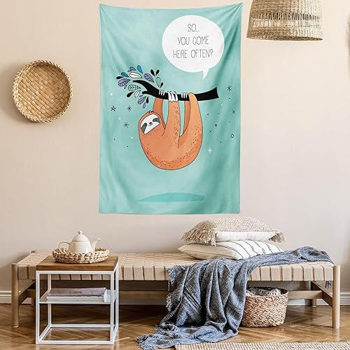 Vista 6 de Ambesonne Tapiz de animales, diseño de dibujos animados, estampado de perezoso con palabras coquetas para que vengas aquí a menudo, imagen