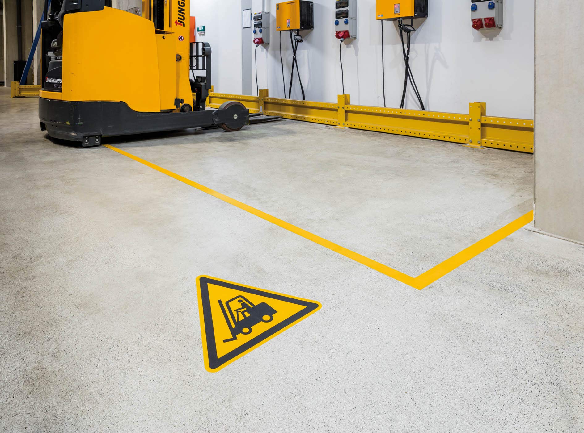 Durable 173404 - Segnaletica di Sicurezza Registrata Attenzione Passaggio Carrelli, 430 x 0.4 x 378 mm, Giallo