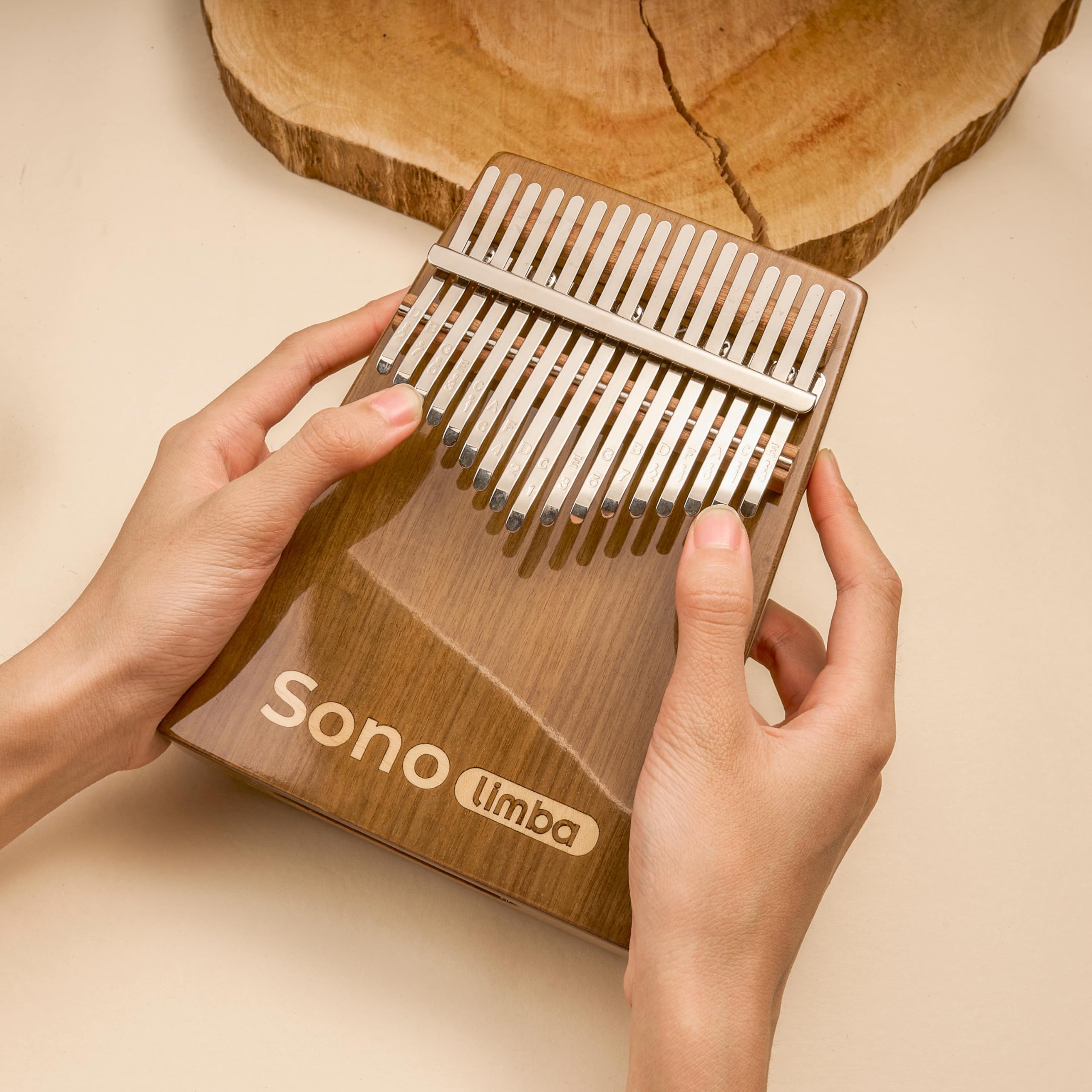 Kalimba avec 17 clés - Piano à pouces en bois de noyer de haute qualité. Piano portable avec pochette et livre de chansons. Instrument de musique. Percussion à main pour enfant ou adulte