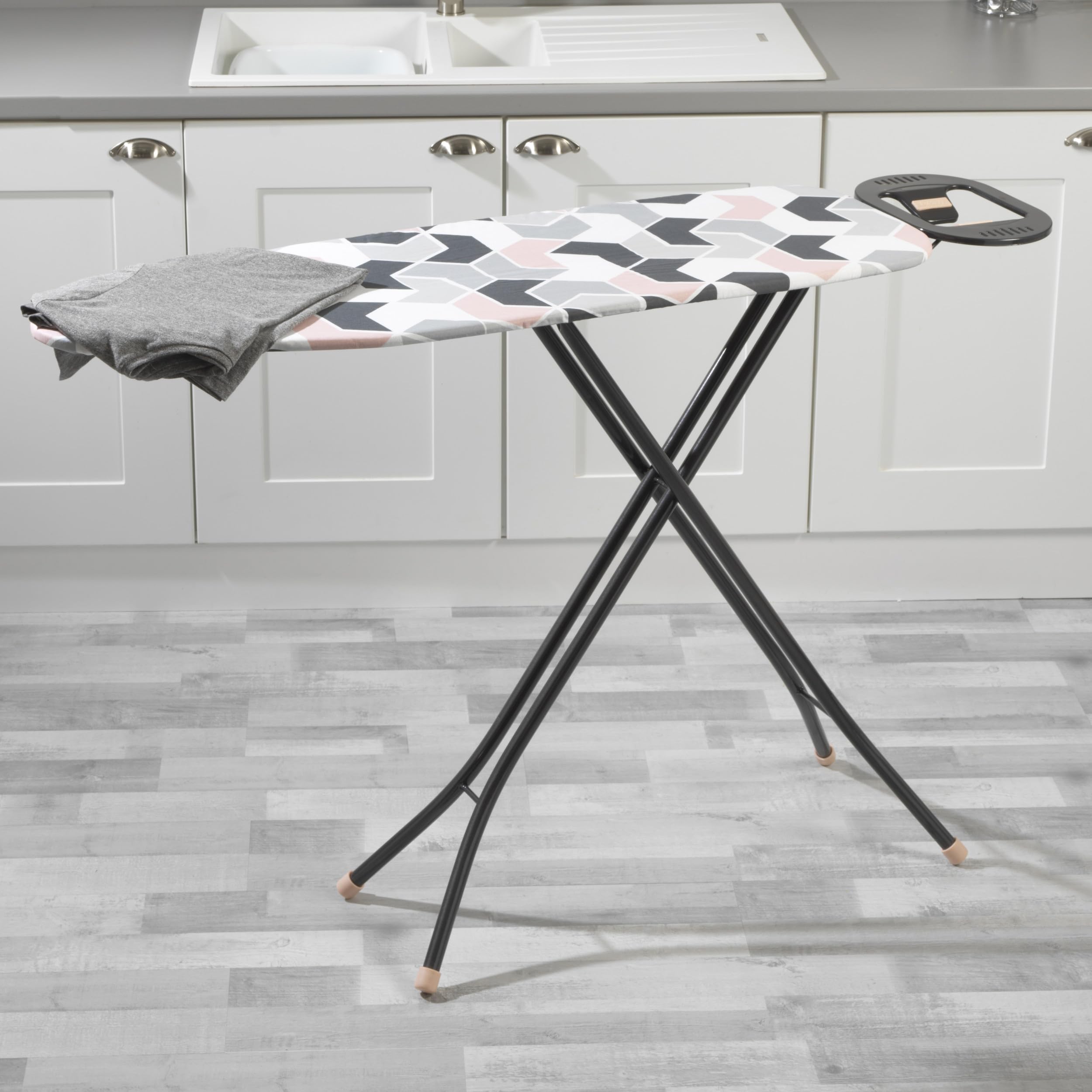 Beldray LA049872GRYEU Asse da Stiro, Grigio Grafite, 7 opzioni di Altezza Regolabili, Facilmente Pieghevole, Custodia compatta, Design Elegante, Piedini Antiscivolo, Metallo a Pistola, 115 x 36 cm