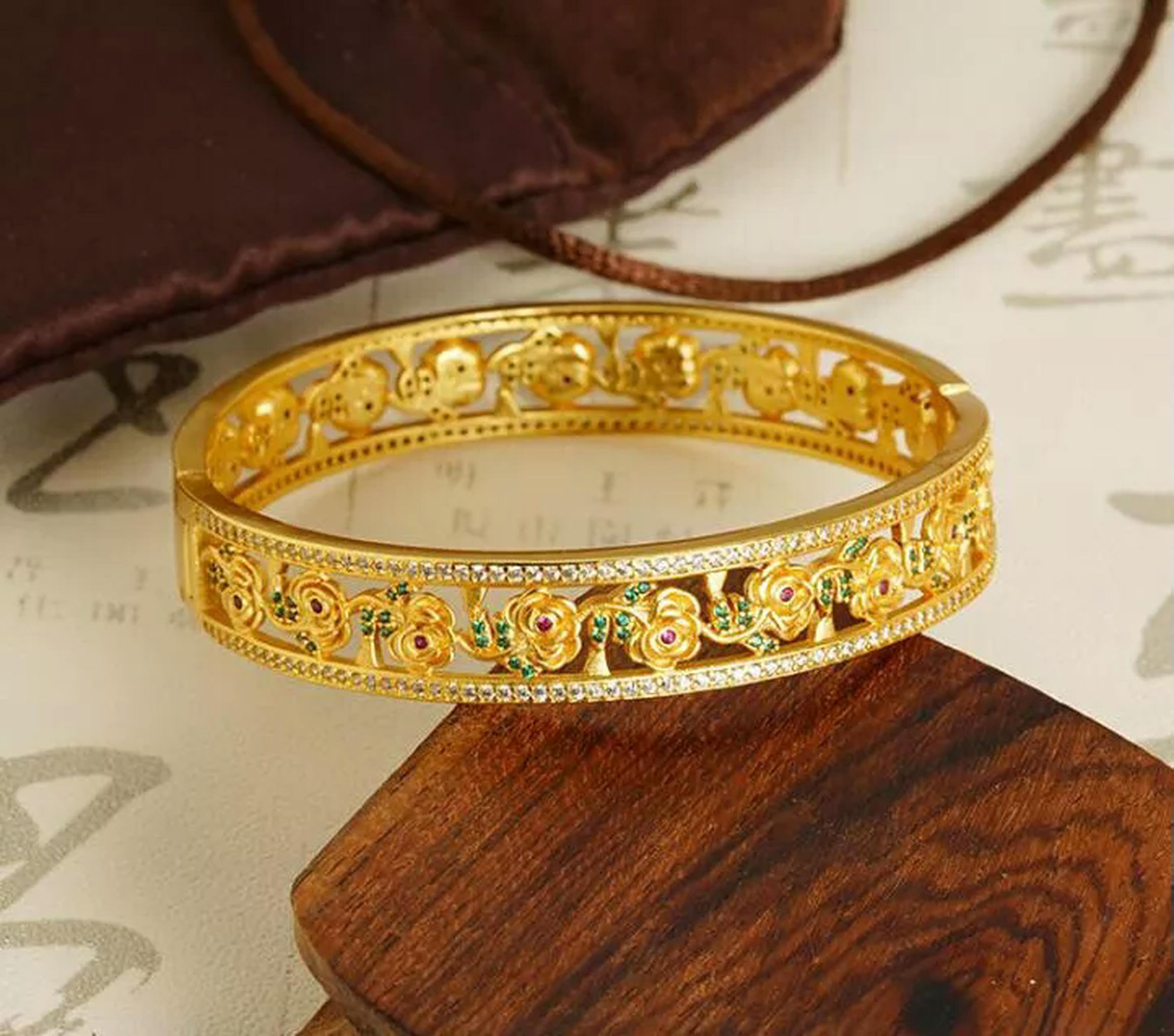 Pulsera con Dije GP de Oro Amarillo de 24 Quilates y Flores de Nube auspiciosas ahuecadas.