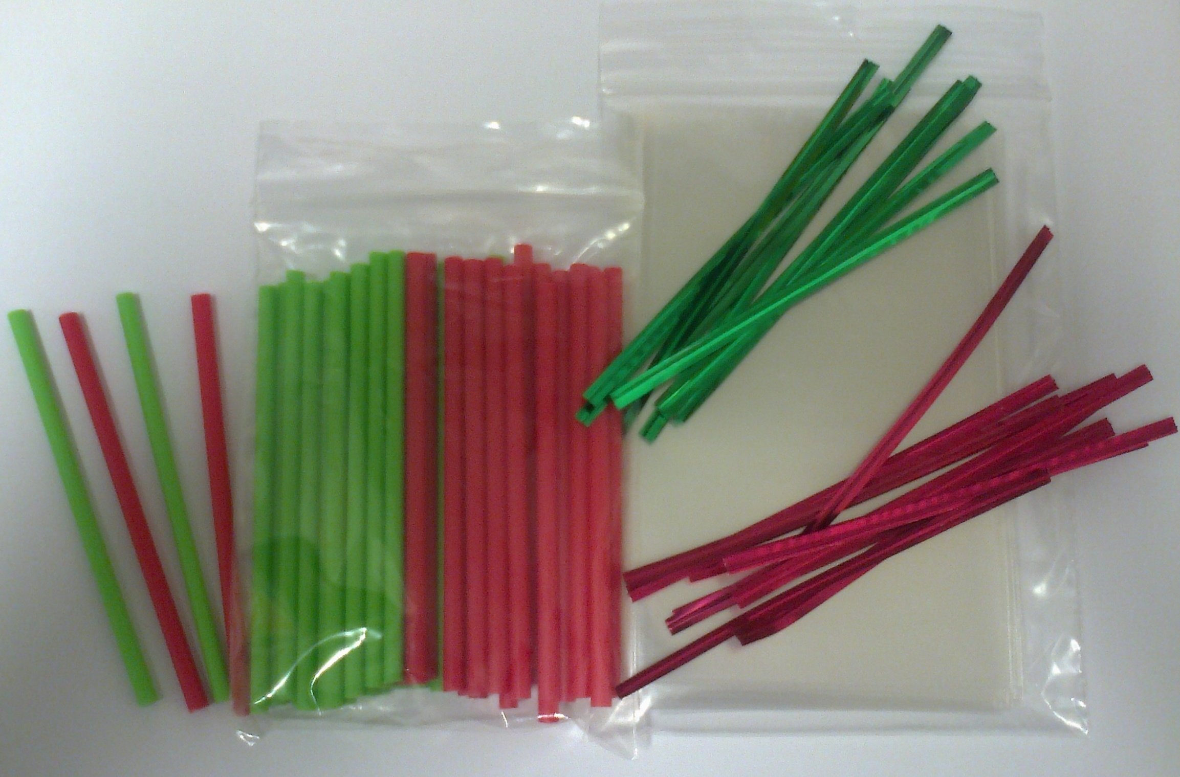 Carlton Paper Sticks Red/Green 50 X 89Mm (3.5") & Christmas Cake Pop Plastic Lollipop Kit Included Cello Bags & Twist Ties