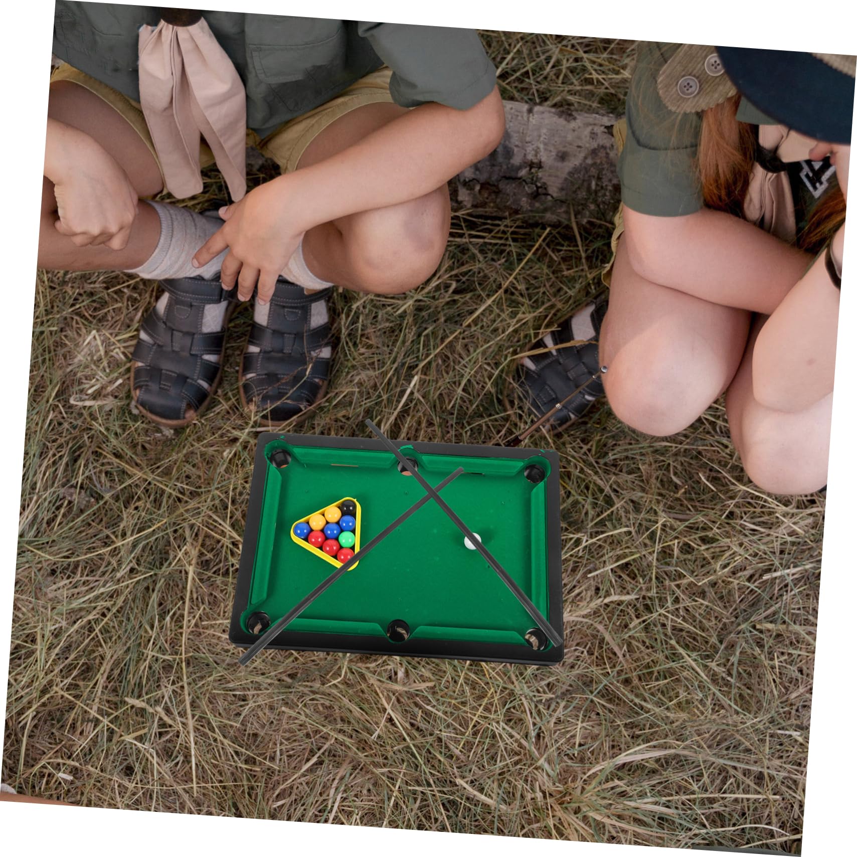Yardwe Table de Billard de Table Miniature en Plastique Vert pour Garçon et Filles avec Trophée Jouet, Améliore la Coordination Œil-Main Réactivité la Maison Couleur Aléatoire