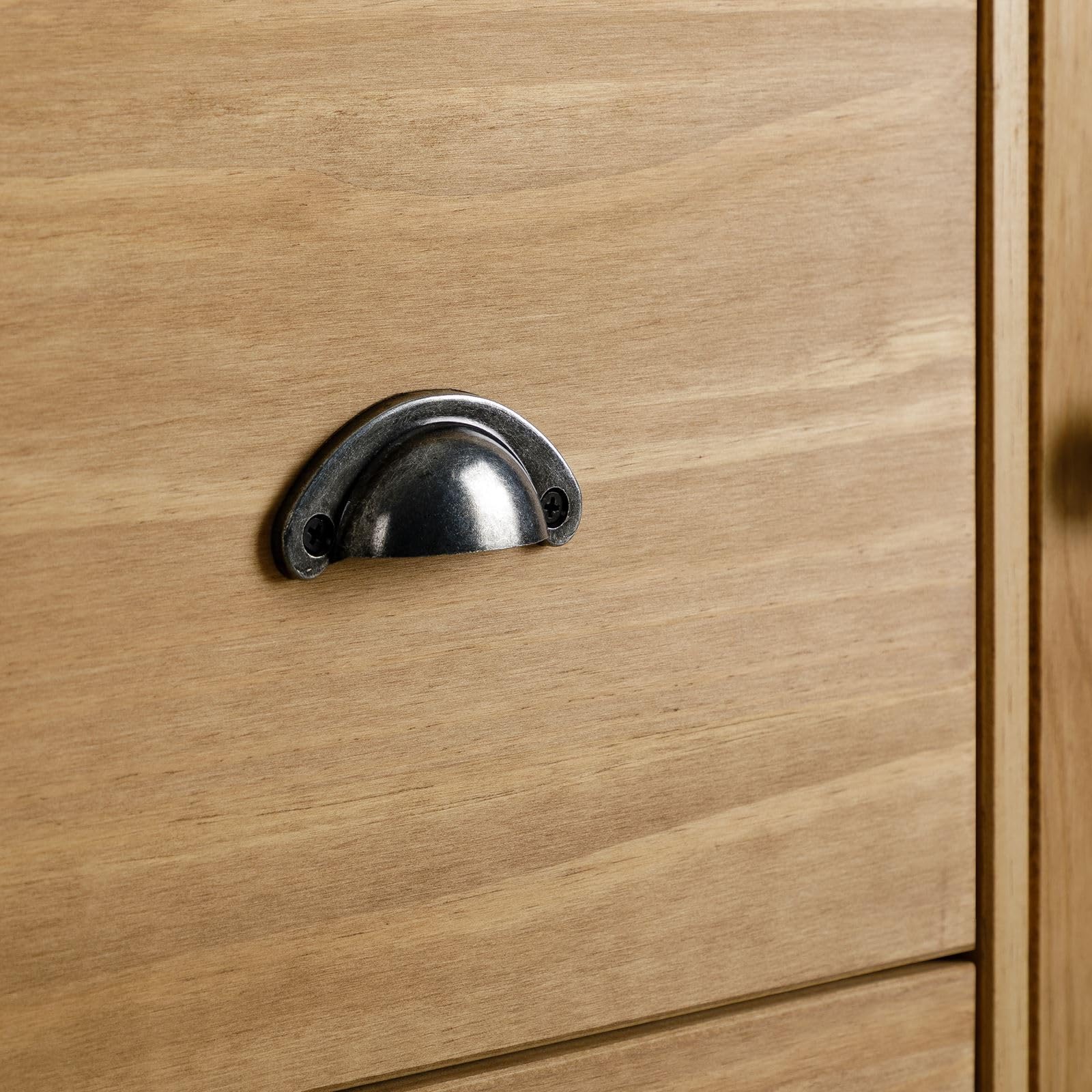 IDIMEX Kommode Veneta mit 1 Tür & 3 Schubladen aus massivem Kiefernholz, gebeizt & gewachst - Wohnzimmerkommode mit Muschelgriffen aus Metall, Schubladenregal mit Stauraum im Landhausstil
