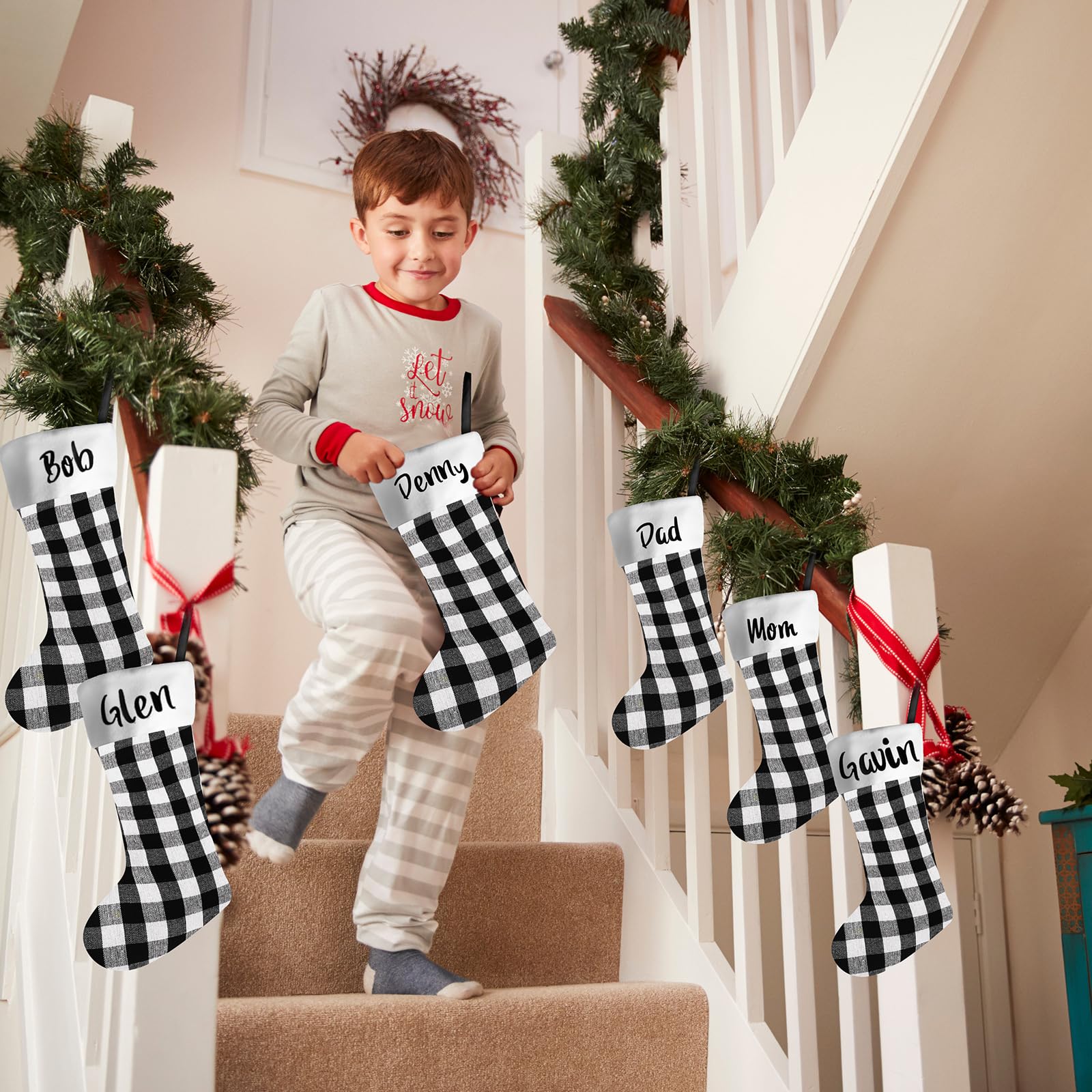 Tatuo Lot de 12 chaussettes de Noël en toile de jute de 43,2 cm, décorations de Noël à suspendre avec 4 feuilles d'autocollants en vinyle avec lettres noires (noir et blanc)