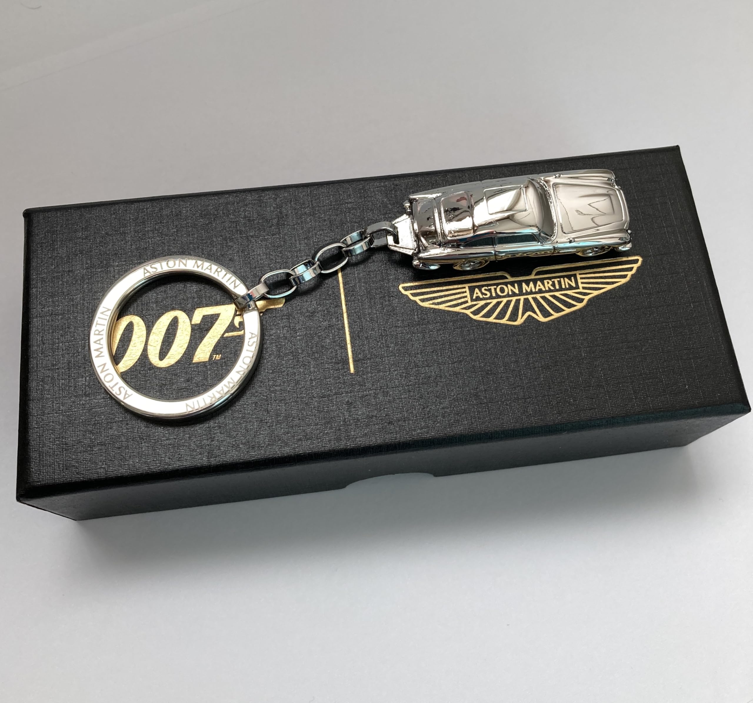 Offizieller Aston Martin DB5 silberner Schlüsselanhänger Bond 00 mit Geschenkbox