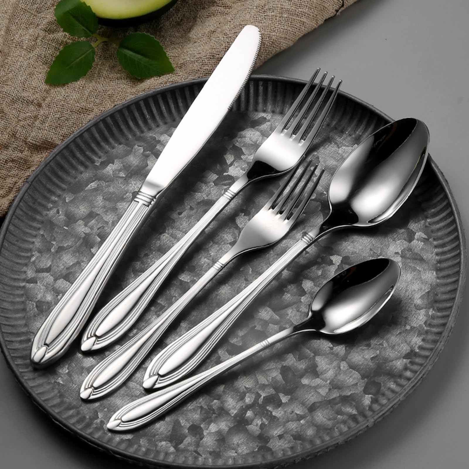 Ce Service de Couverts pour 16 Personnes Comprend Un Couteau de Table, Une Fourchette de Table, Une cuillère de Table et Un Couteau à Dessert. Il est doté d'un Manche raffiné et est fabriqué