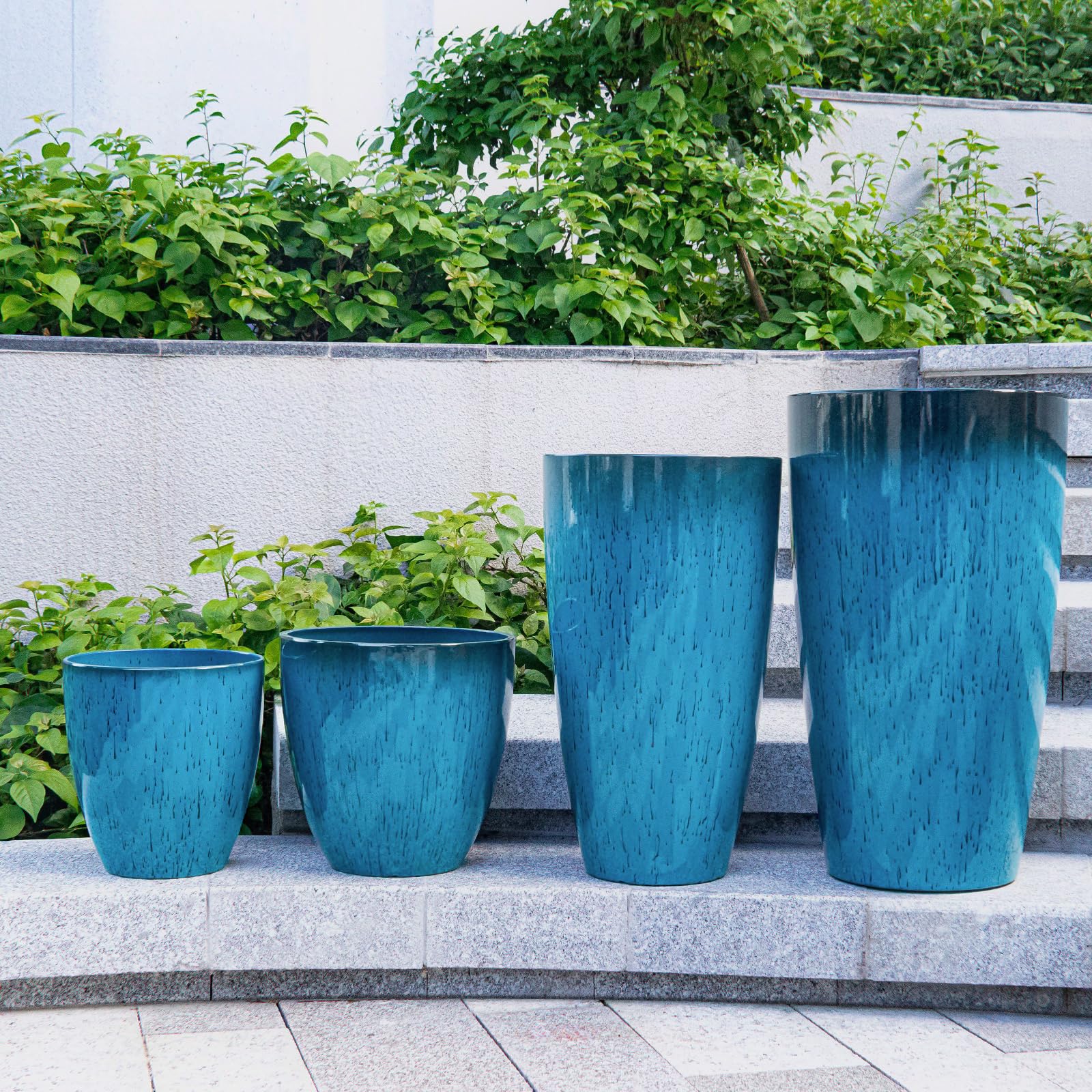 ZMTECH Lot de 4 grands pots de fleurs en plastique avec trou de drainage et soucoupe pour intérieur/extérieur, bleu brillant dégradé pour porche, terrasse, jardin