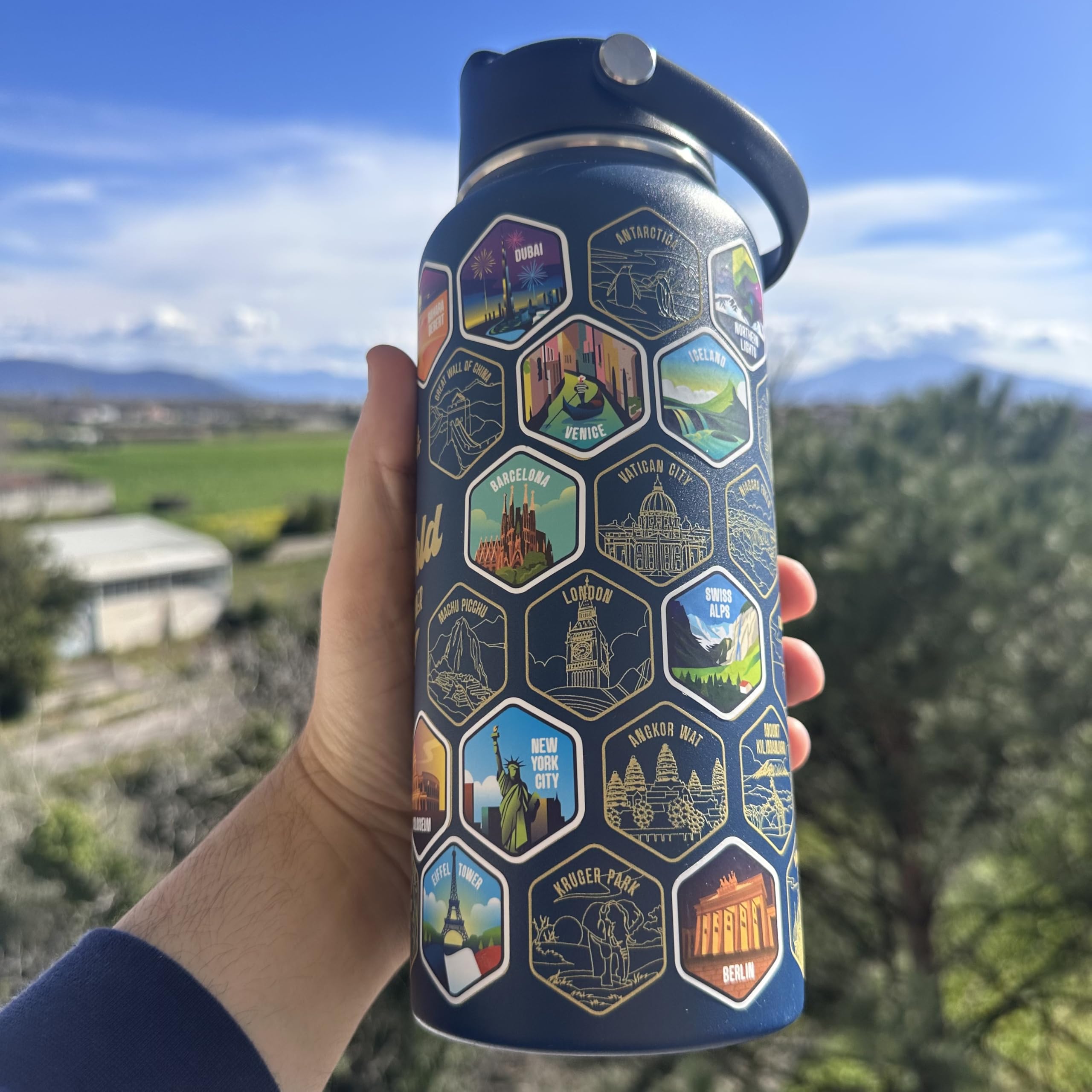 Borraccia Termica GLOBE TROTTER con 50 Adesivi dei Posti più BELLI del Mondo - Ottima Idea Regalo per Viaggiatori - 1 LT, Acciaio Inox, bevande Calde per 12h/Fredde 24h (Blu)