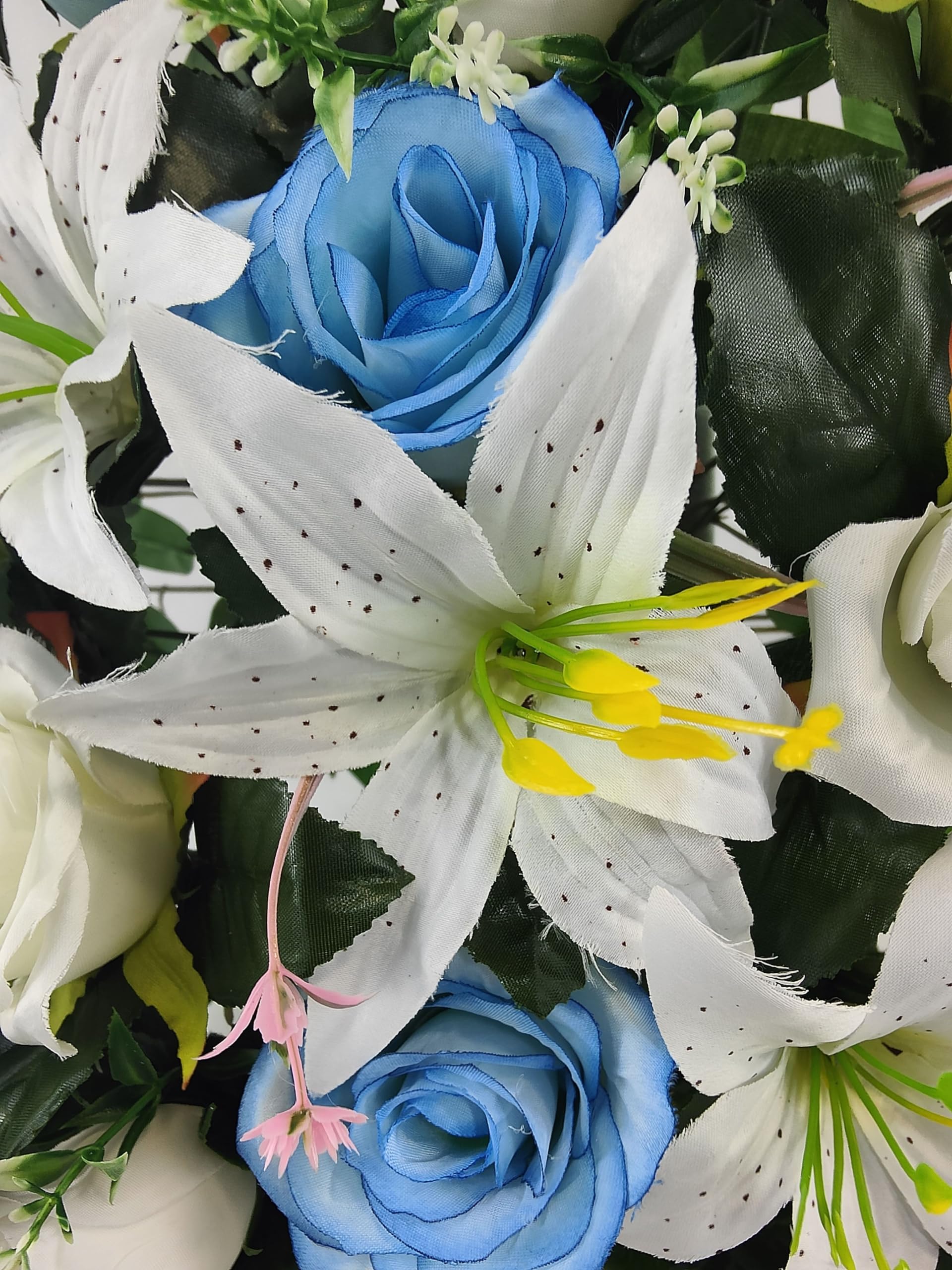 DRW Centre de Fleurs artificielles Cimetière, Saints, Anniversaires Roses Bleues et Blanches et liliums 50 cm Largeur x 55 cm Hauteur x 25 cm Profondeur (Approx)