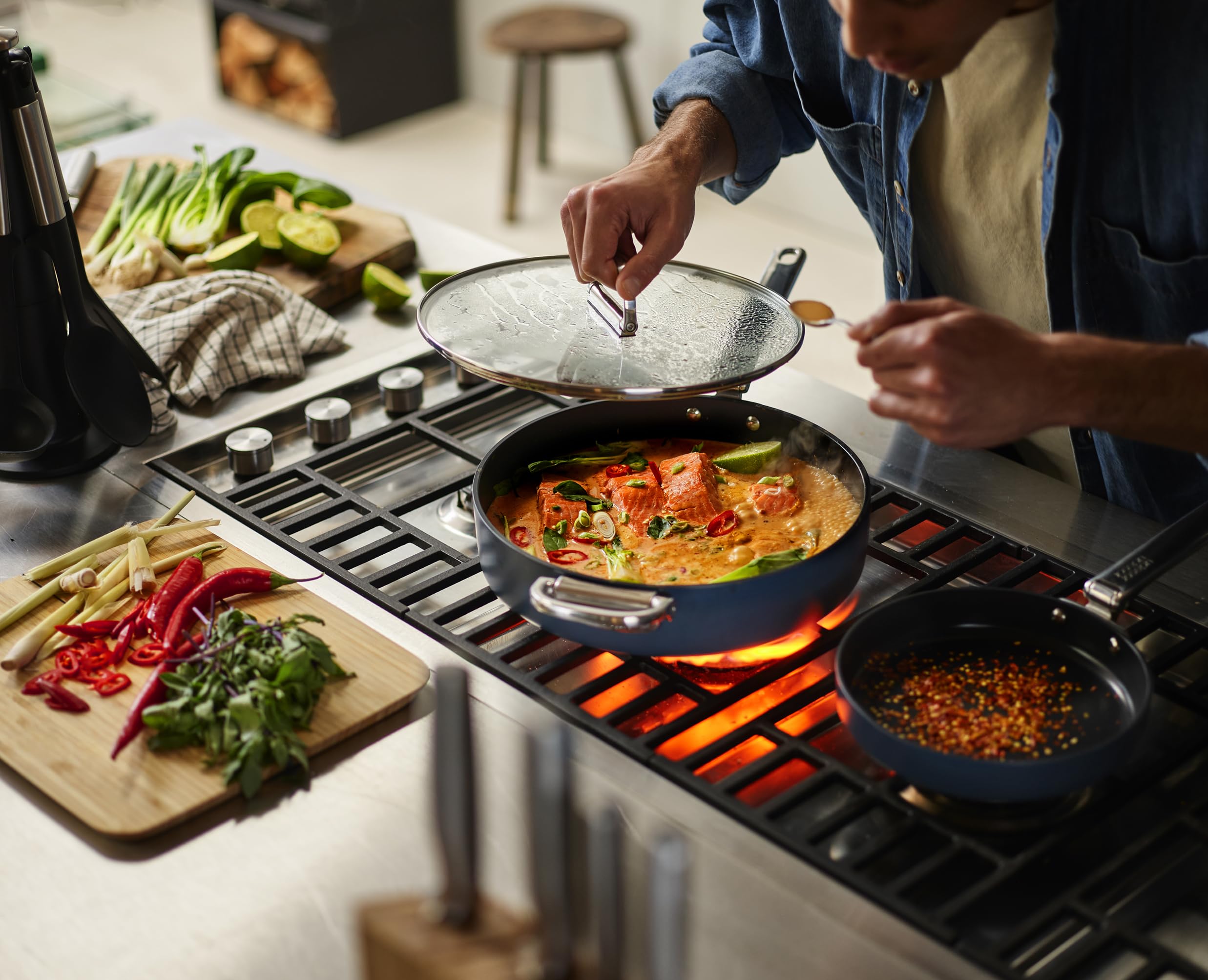 Joseph Joseph Space 28 cm (3,8 qt) padella antiaderente con manico pieghevole e coperchio, compatibile con l'induzione