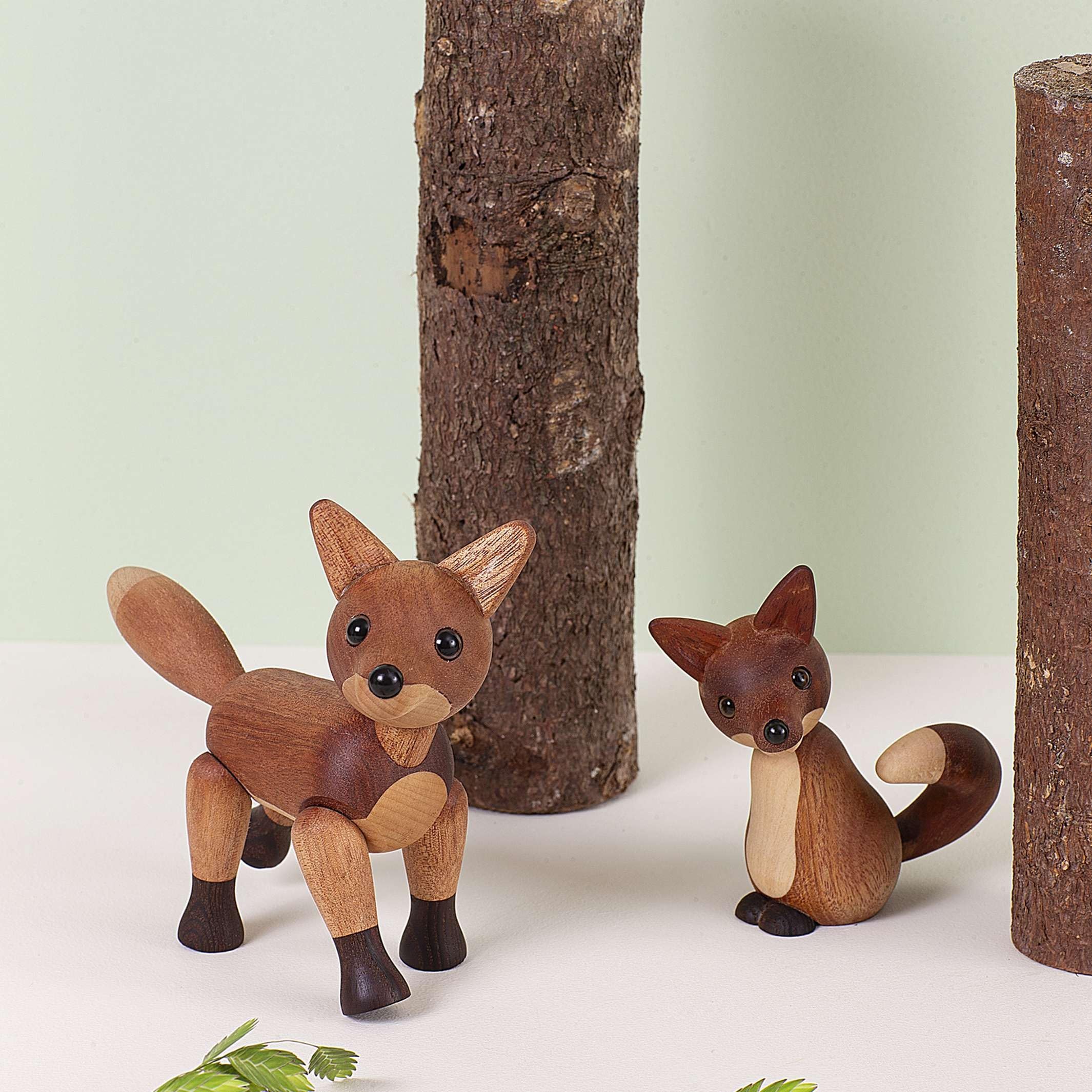 Spring Copenhagen Foxy - Elegante figura de madera de zorro | Figura de madera | 12 x 18,5 x 5,5 cm | Decoración del hogar | Madera (caoba FSC, arce, fresno térmico) | Colección de figuras de madera |