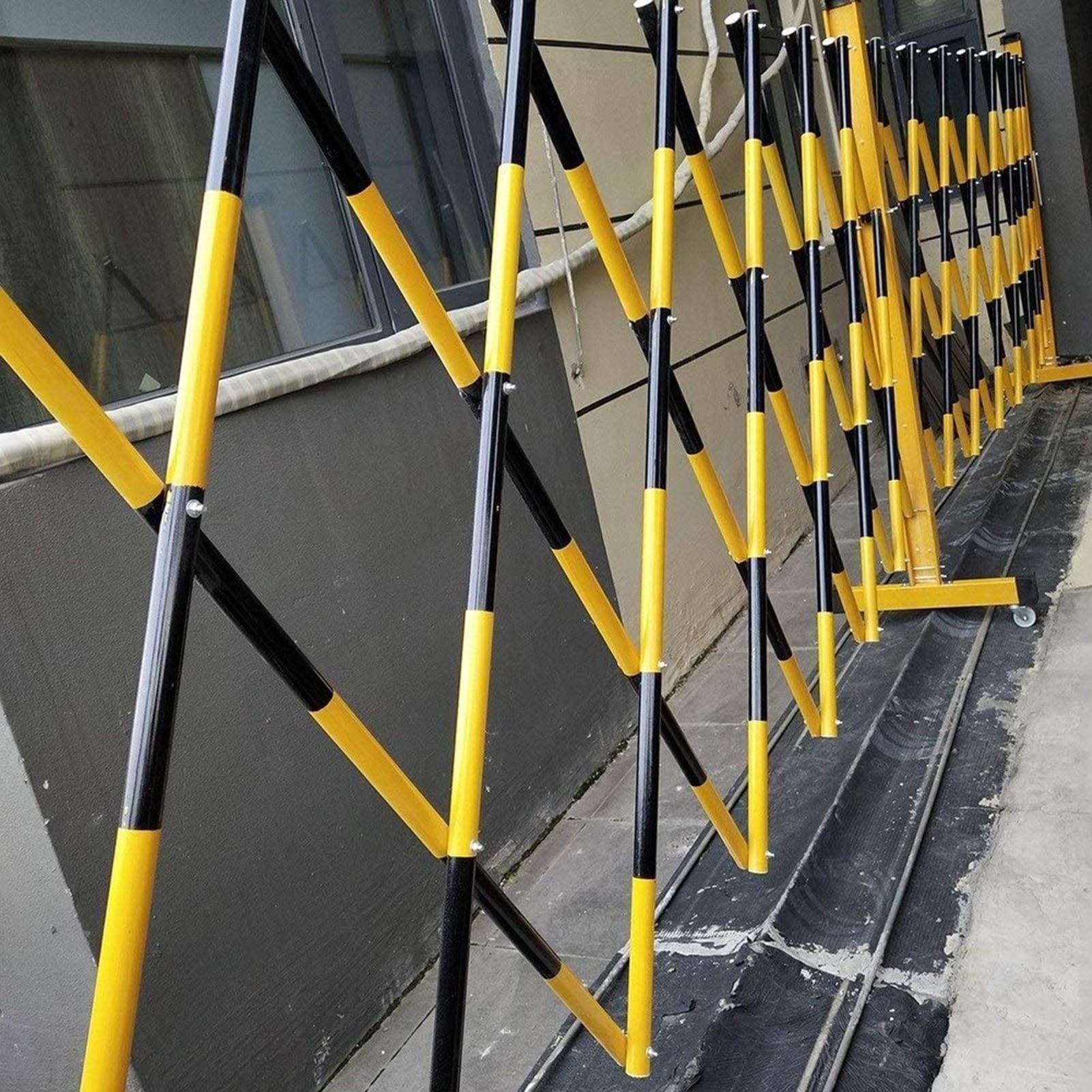 Barrera de seguridad extensible para puerta retráctil, ideal para zonas de trabajo, garajes, muelles de carga. Valla metálica fácil de mover para mayor seguridad.