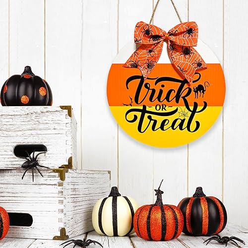 Vista 4 de Letrero de bienvenida con texto en inglés "Trick or Treat" para puerta de 12 pulgadas, letrero de madera de Halloween con patrón de telaraña, lazo
