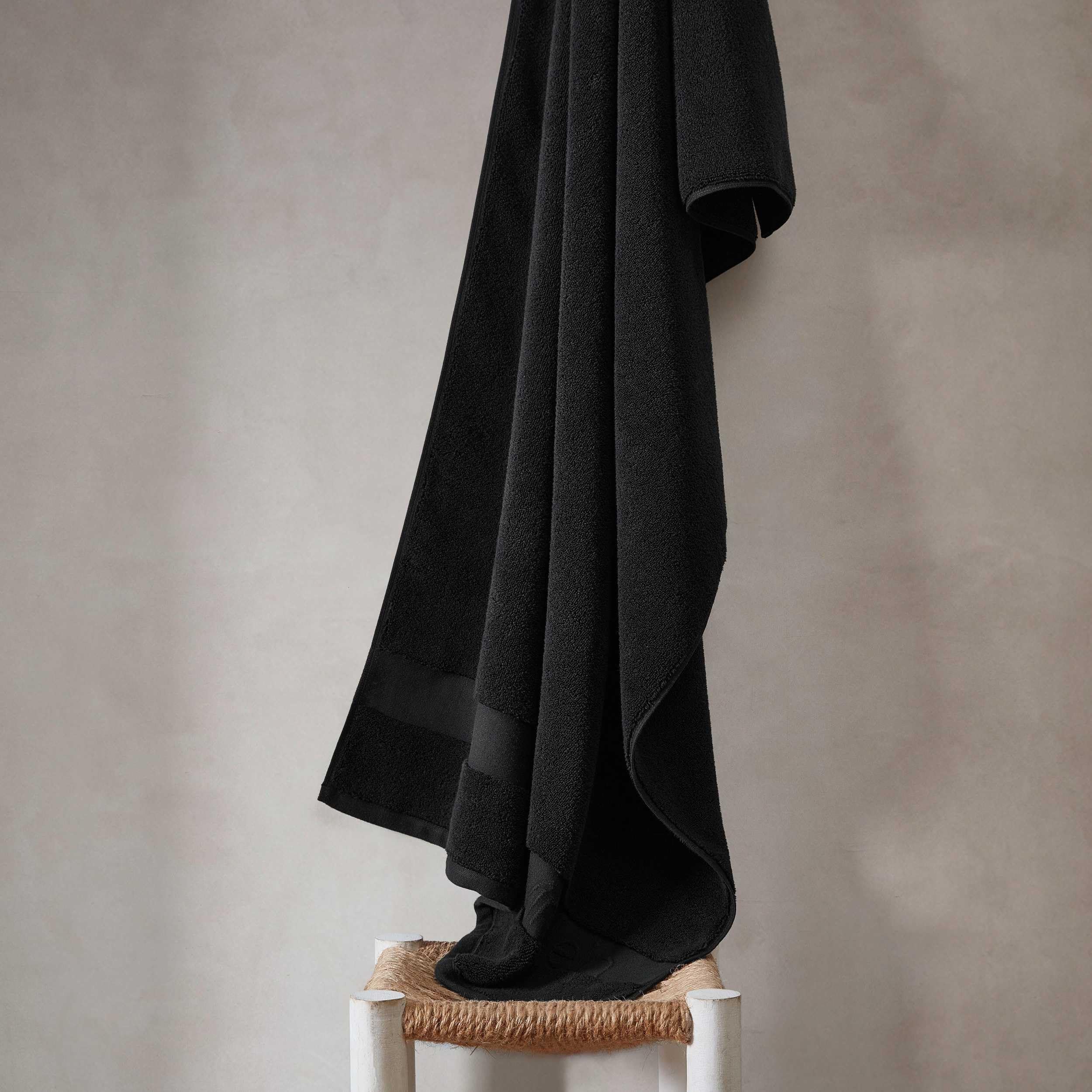 Calvin Klein - Serviettes de Bain, en Coton de qualité supérieure, Super Douces, Construction zéro Torsion, certifiées Oeko-Tex (Noir uni emblématique, 3 pièces)