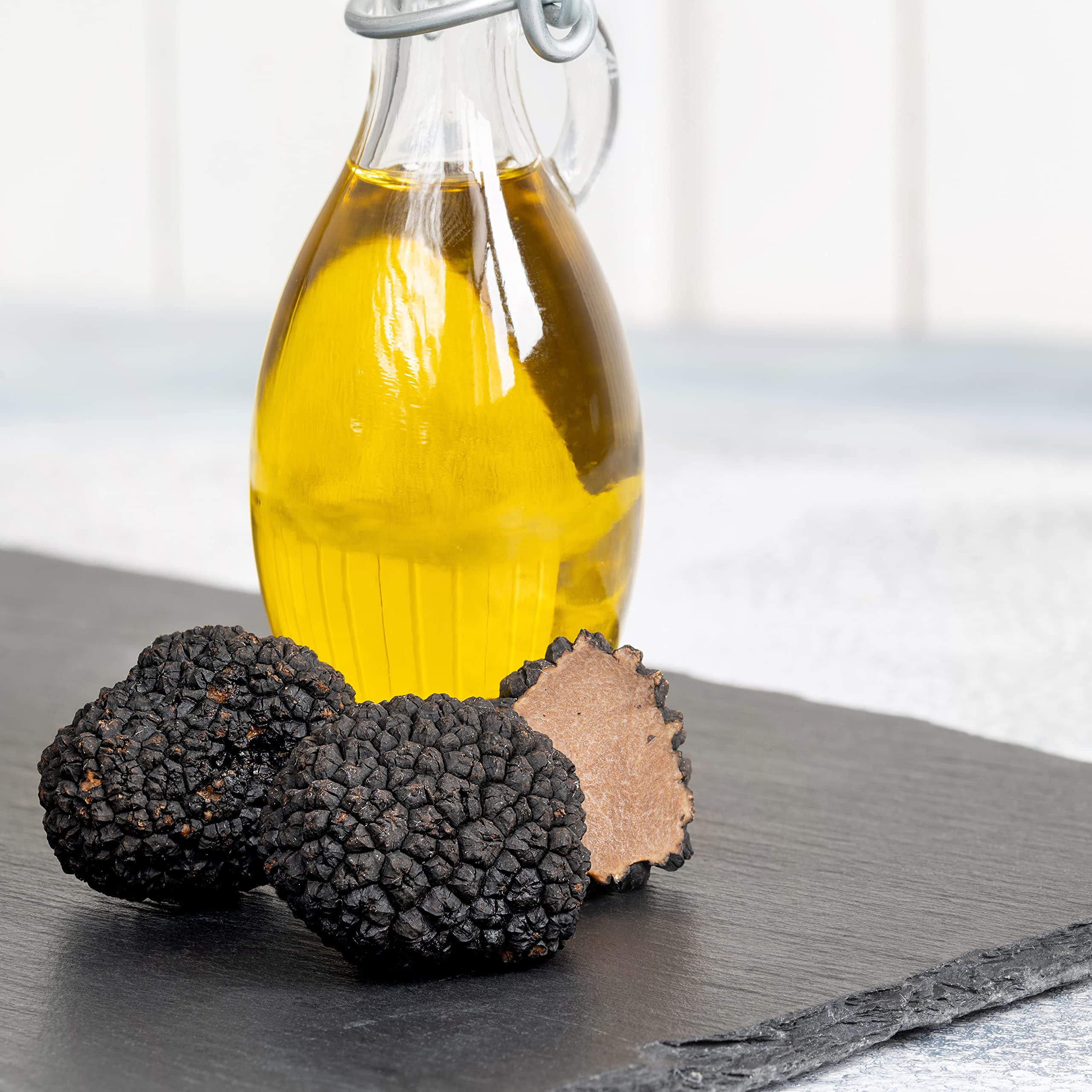Edition Huile de truffe noire avec truffe noire entière 250 ml d'huile d'olive extra vierge vierge pour sauces et affiner les plats, convient aux régimes végétaliens et sans gluten