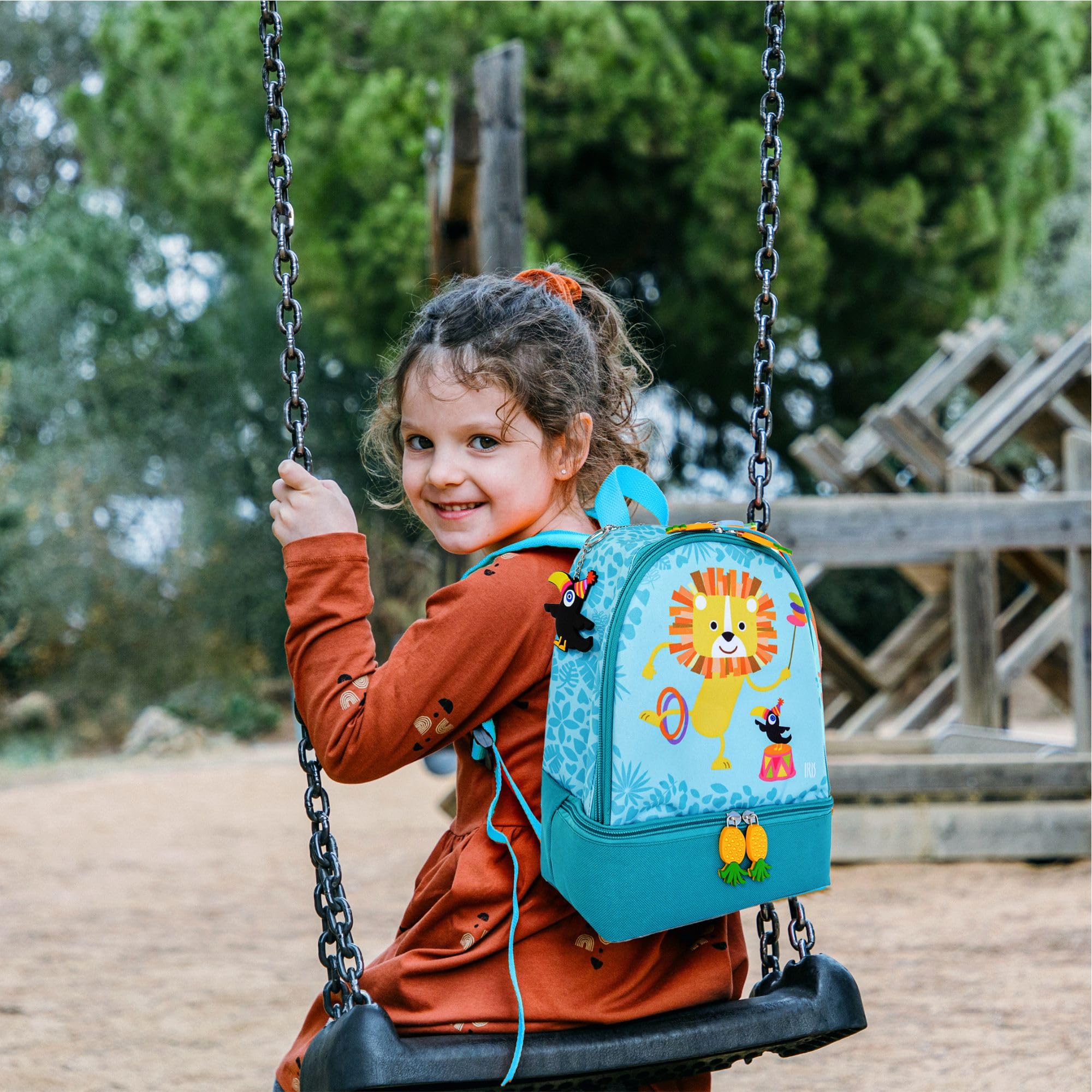 Iris Barcelona Mochila Infantil 2 en 1 con Nevera Termoinsulada – Diseño de León – Bolsa de Almuerzo para Niños con Asa Ajustable y Llavero – Ideal para Guardería, Excursiones, Playa y Vuelta al Cole