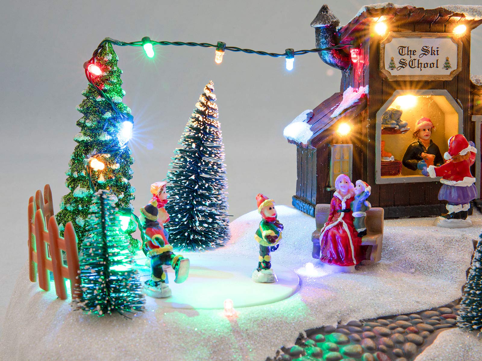 LED Weihnachts Szene Eisbahn mit fahrenden Figuren - 26x18x14 cm - Winter Dorf Tisch Deko beleuchtet