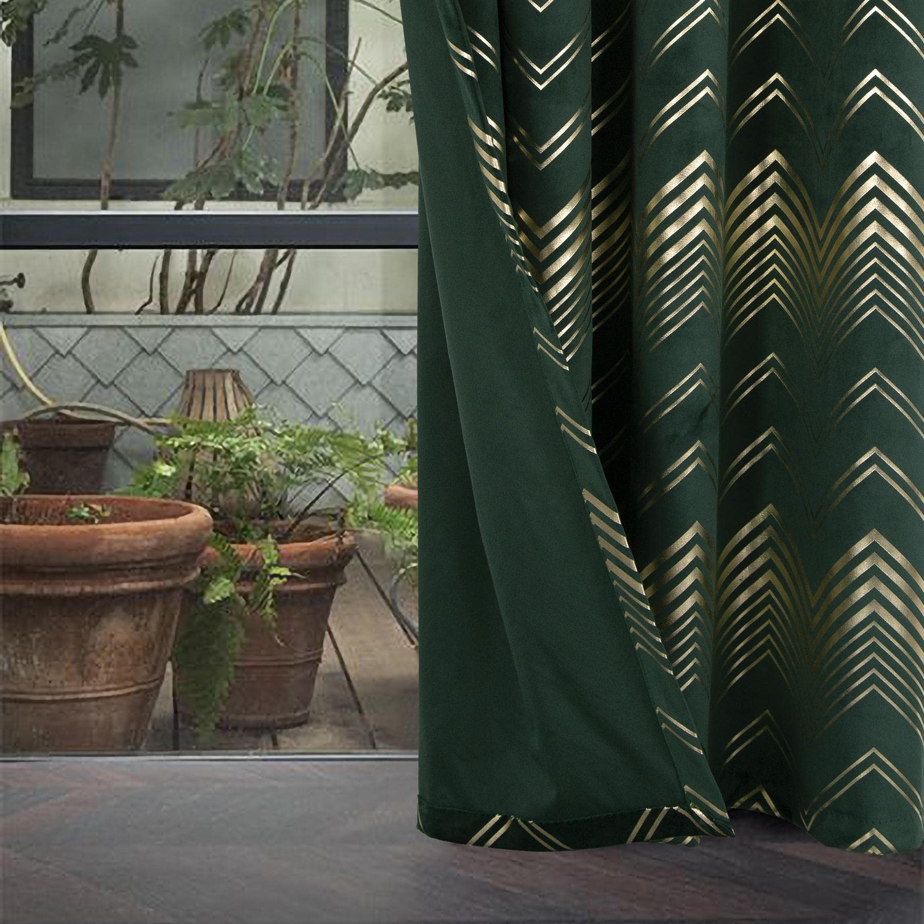 Rideaux en velours doux vert pour créer une chambre à coucher cocooning